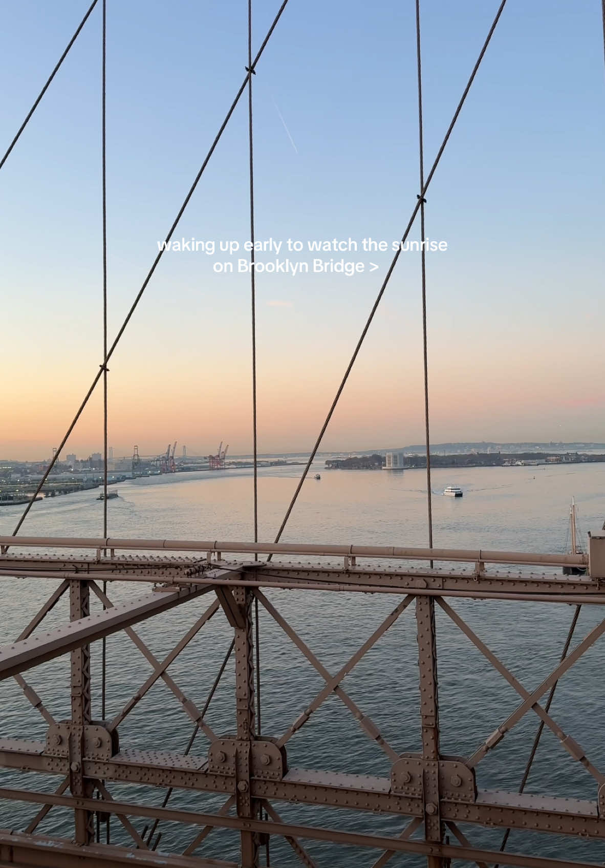 the prettiest view!! 🥹 ☁️ #brooklynbridge #sunrise #newyork #newyorkviews #latinacreator 