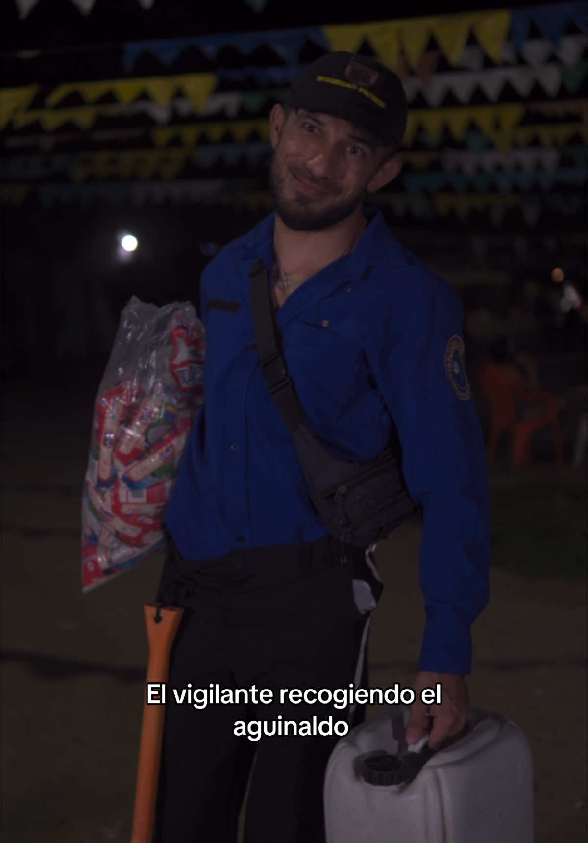 El vigilante rebuscándose los aguinaldos 😂