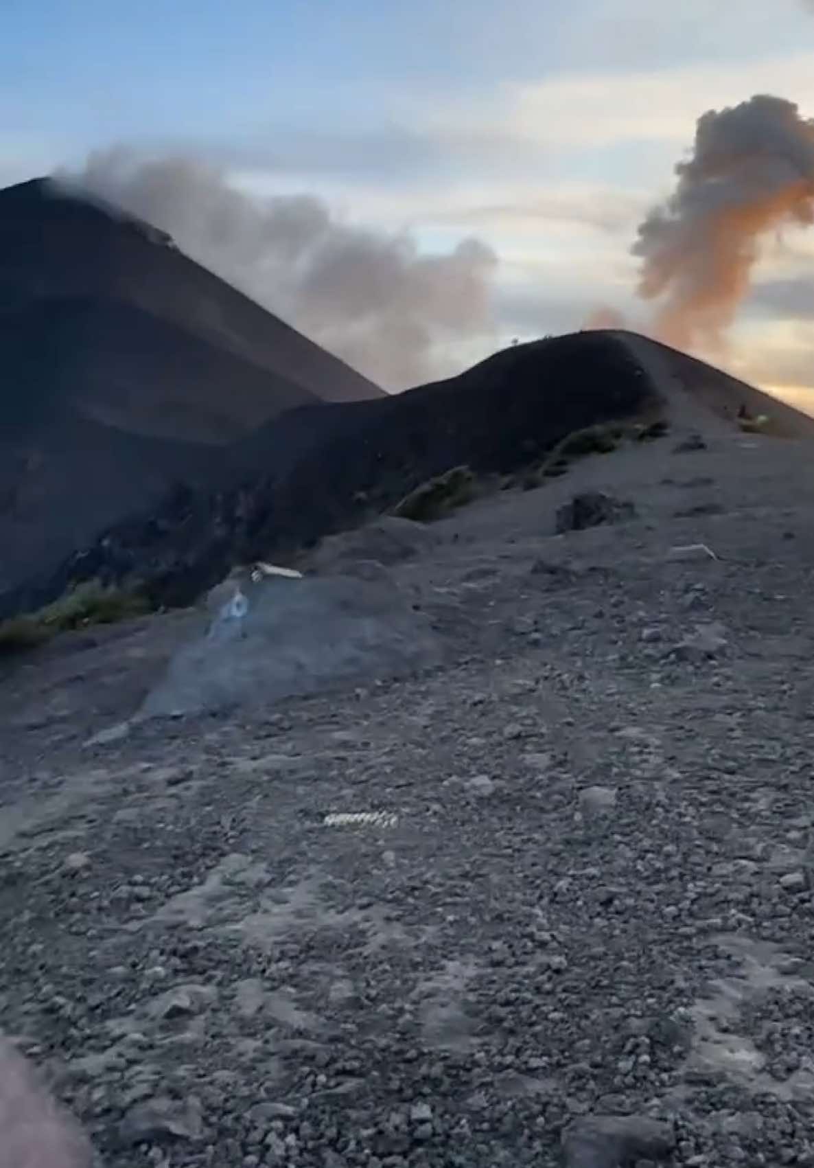 Pero las risas no faltaron 😅😅#acatenango #volcan #volcandefuefo #guatemala🇬🇹 