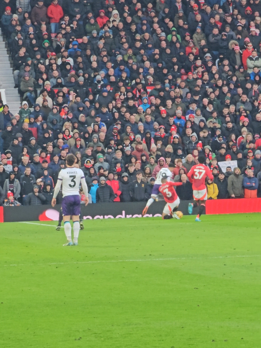 Mazraoui gives away the penalty vs Kluivert. No arguments there 😔 #mufc #manchesterunited #mazraoui #kluivert #munbou #unitedontiktok 