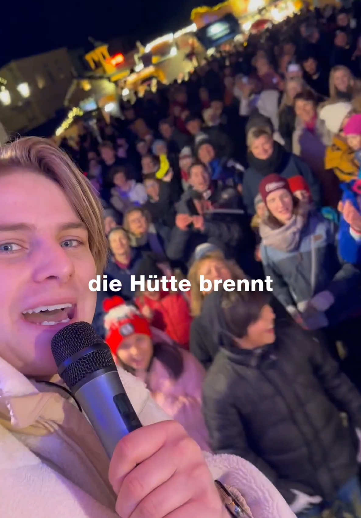 GLÜHWEIN 🍇🍷schenk ein…. happy Advent, nicht nur die Kerze - auch die Hütte brennt! 🙏🏼Rothenburg 2024 ❤️ #glühwein #weihnachten #weihnachtsmarkt #tanzen #singen #vincentgross #geschlagert #advent @Ich find Schlager toll 