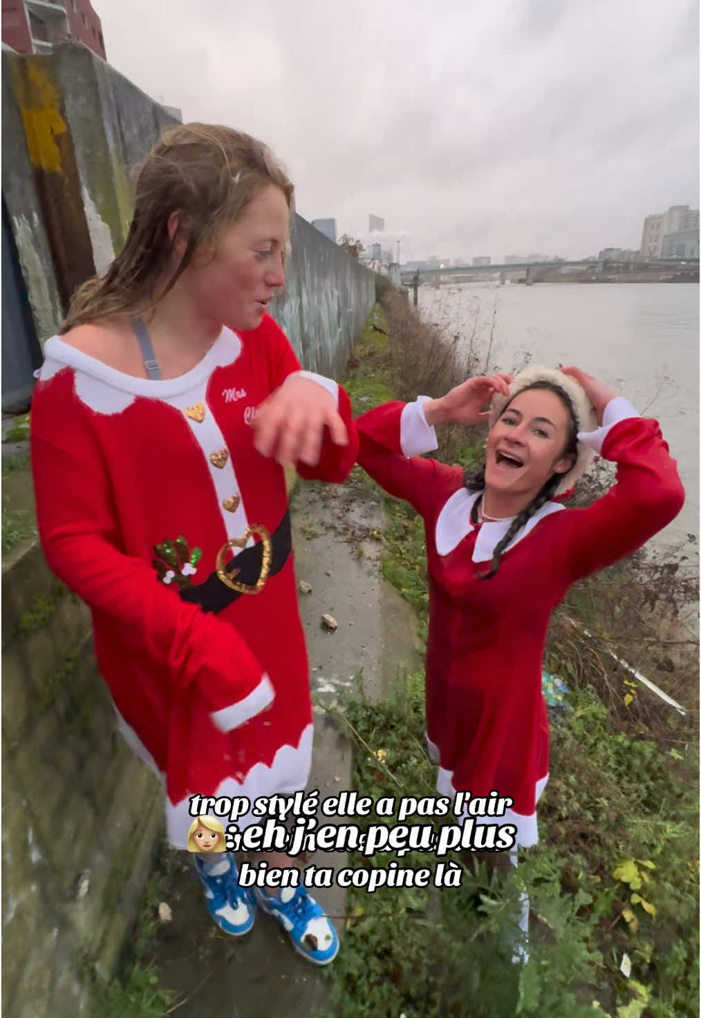 Les mères Noël se raffraichisse 🤶🏻 Rdv sur IG pour voir le saut 😂