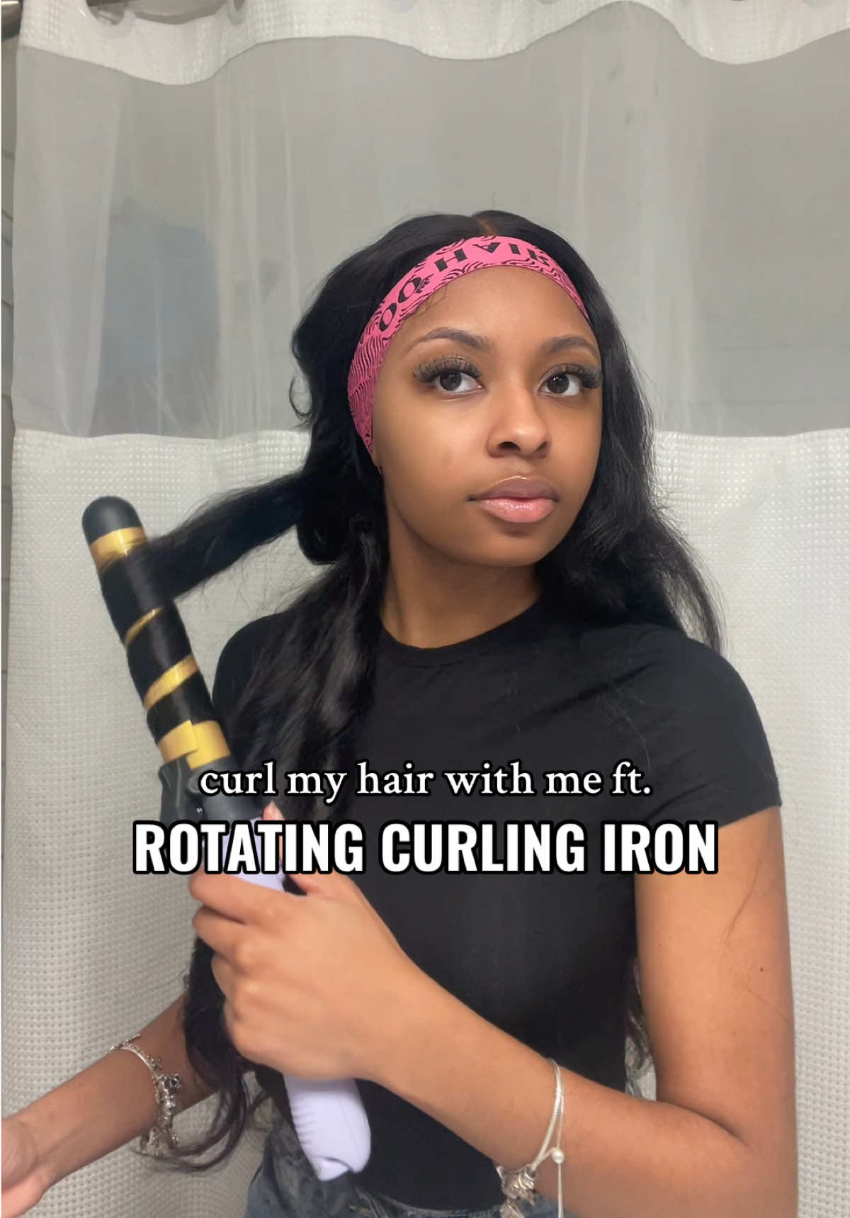 you need this if you struggle to curl your hair like me😫 click the shopping cart on the video!#TikTokShop #curlingiron #curlinghairtutorial #rotatingcurlingiron #tiktokshopfinds #curlmyhairwithme 