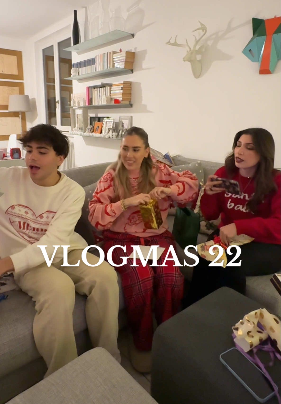 VLOGMAS DAY 22 finalmente la mia merenda di natale che faccio tutti gli anni con i miei amici 🎄✨ con @Luciano Spinelli e @Melissa Tani  #Vlogmas #cleotoms #cleovlogs #natale #xmas #Vlog #christmas #countdown #countdowntochristmas #vlogdiunagiornata #adayinmylife 