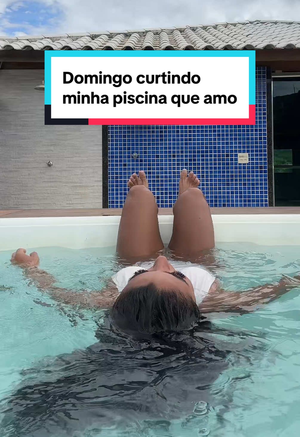 Domingando na piscina!!! #piscina #sol #calor #dublagem #morena #linda #fyp #foryoupage❤️❤️ #explore #viral 