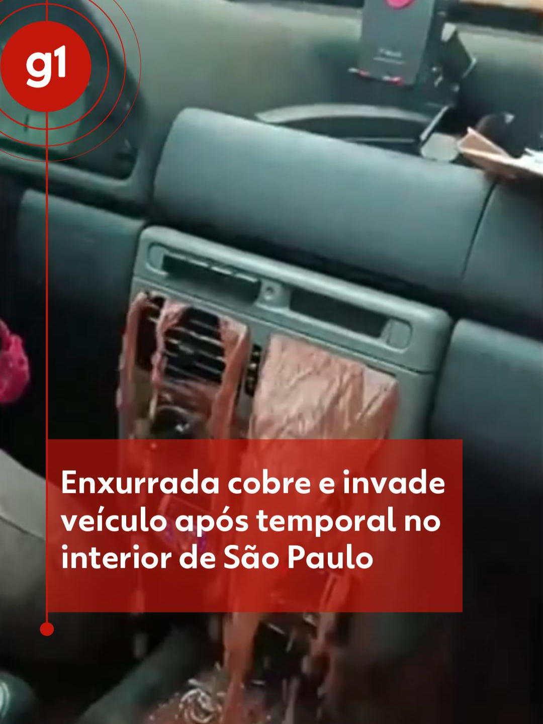 📍Tempestade em São Paulo - A passageira de um dos veículos ilhados após o deslizamento de um talude no trecho de serra entre Torrinha e Santa Maria da Serra (SP) registrou o momento em que a água da enxurrada cobre o capô do carro e jorra pelas saídas de ar do veículo. No vídeo, gravado no começo da tarde de sábado (21) no quilômetro 236 da Rodovia Geraldo de Barros (SP-304), é possível ouvir o desespero dos ocupantes enquanto a grande quantidade de água transforma a rodovia em um rio. A interdição foi feita na tarde de sábado (21), após o deslizamento que deixou quatro veículos e seis pessoas ilhados. Apesar da gravidade da situação e das imagens impressionantes, ninguém ficou ferido. Saiba mais no #g1. #tempestade #carro #sãopaulo #tiktoknotícias