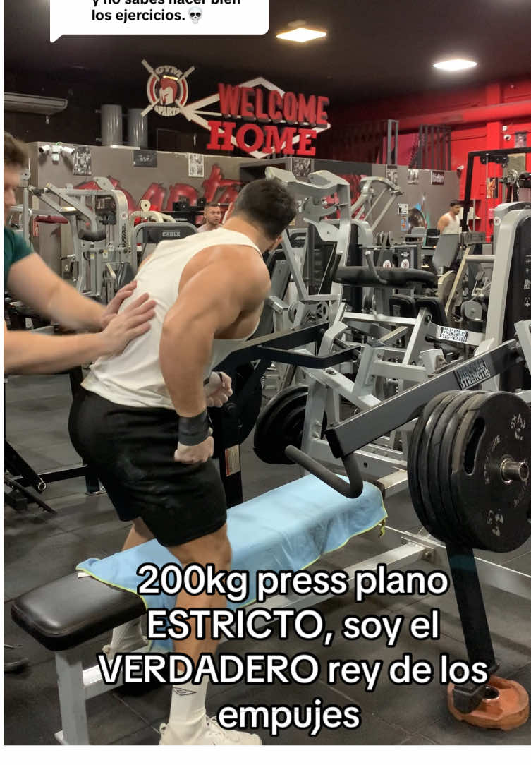 Respuesta a @🚶🏻 200kg press plano ESTRICTO, damas y caballeros aquí tienen al VERDADERO rey de los empujes, criticad la tecnica ahora! #pressplano #pressdepecho #pressbanca #benchpress #haters #hatersgonnahate #chestday #chestdayworkout #empujesgym  #gym #gymmotivation #foryou #foryoupage #parati #paratipage #aesthetic #parami #trend #trending #glowupchallenge #fyq #fyp #culturismo #videoviral #viral