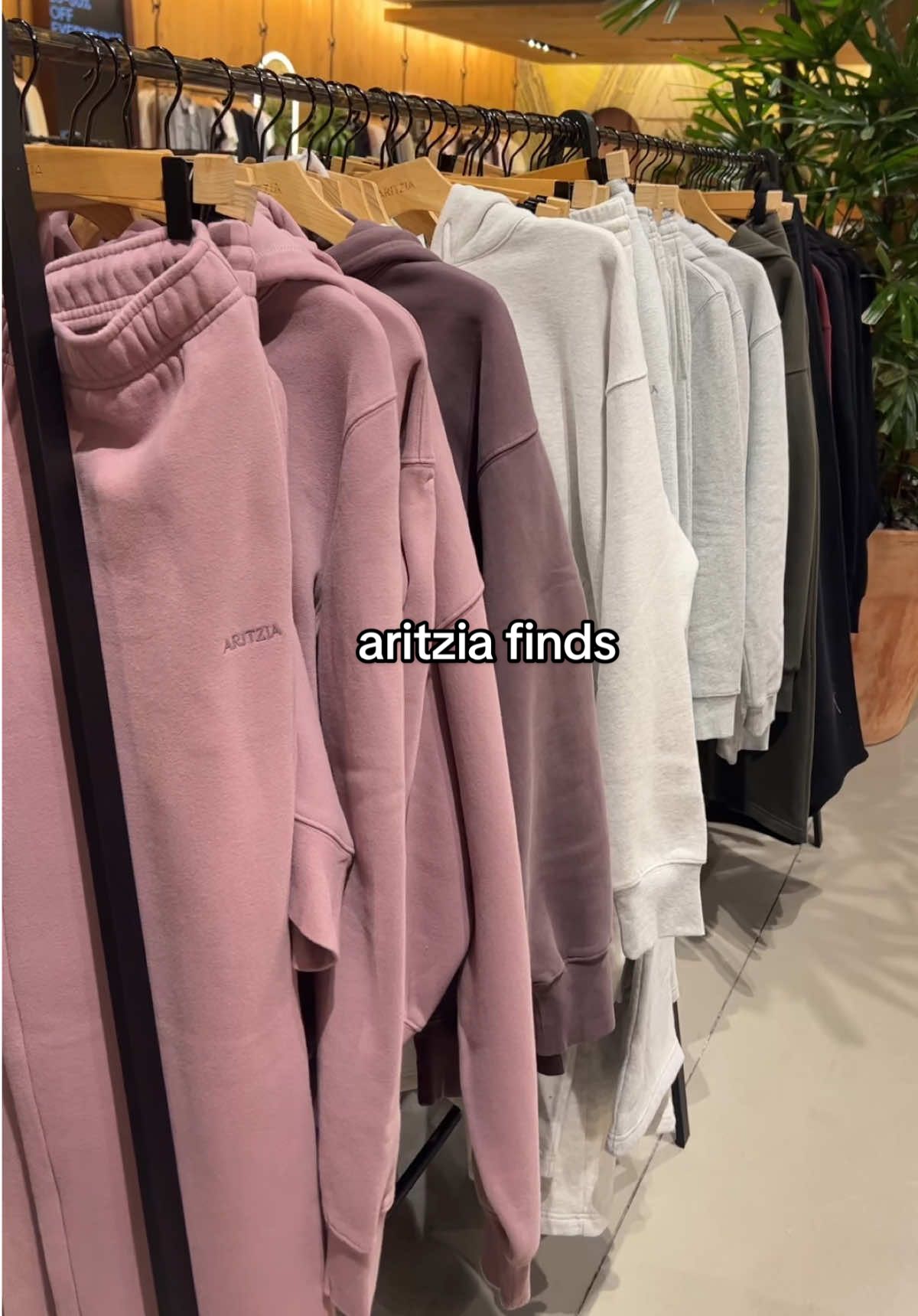 The first top😻😻😻😻😻 some of the best basics you will ever find @Aritzia soooo worth your money😏😏😏 #aritzia #aritziahaul #aritziaoutfits #aritziastyle #aritziastyleadvisor #aritziatryon #clothes #shopping #shoppingfun #shoppingfinds #shopwithme #holidayfinds #shopaholic #closetstaples 