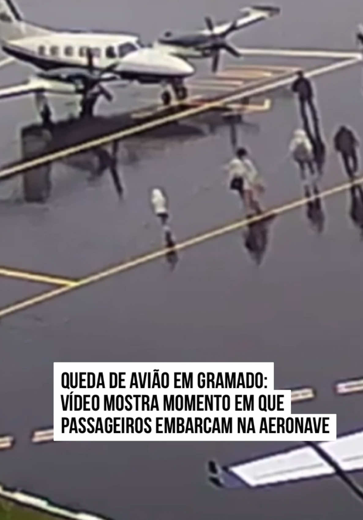 Um vídeo do Aeroclube de #Canela (RS) mostra o momento em que os passageiros embarcaram no voo que caiu #Gramado neste domingo (22/12). Informações preliminares indicam que 9 pessoas que estavam na aeronave morreram. Outras 15 pessoas foram socorridas, a maioria por inalação de fumaça. Segundo a Secretaria da Segurança Pública do Rio Grande do Sul, o #avião teria decolado de um aeroclube em Canela (RS). A aeronave colidiu na chaminé de um prédio, depois no segundo andar de uma residência e, então, caiu sobre uma loja de móveis. Destroços ainda alcançaram uma pousada. O local está isolado pela Brigada Militar. As forças de segurança permanecem no local fazendo o trabalho de rescaldo e resgate. A Polícia Civil investiga o caso. #TikTokNotícias