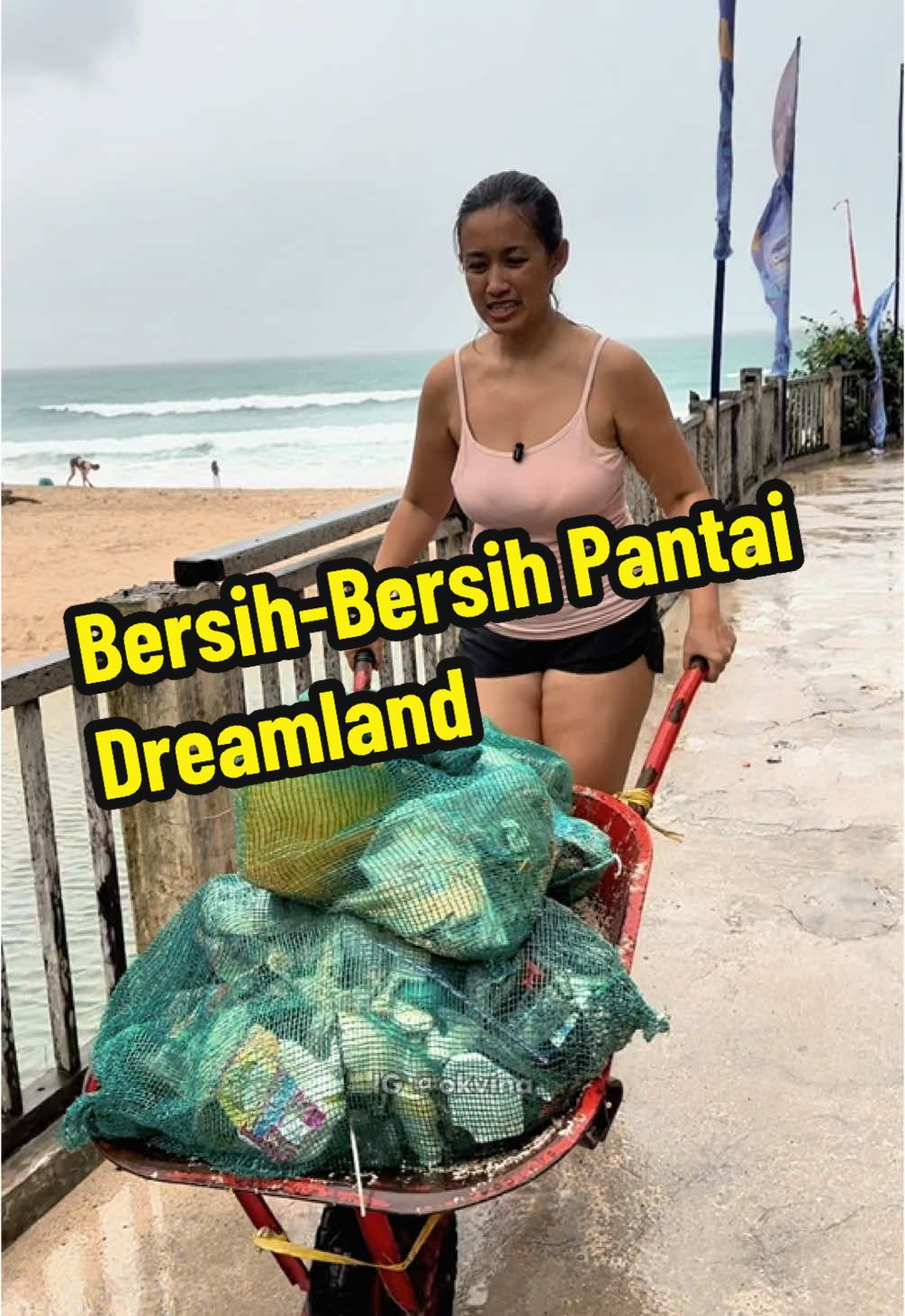 Emergency clean up for Dreamland beach with Sungai Watch @Sungai Watch .  Musim hujan di Bali = musim sampah! Penyebabnya? Menurut aku karena:  Hujan deras, debit air di sungai tinggi. Air sungai mengalir ke pantai lalu ke laut membawa segala jenis sampah. Ada sampah kayu dan banyak juga sampah plastik, fabrik & sterofoam.  Sampah plastik, fabrik & sterofoam itu menurut aku adalah sampah rumah tangga. Nggak lain dan nggak bukan karena ulah manusia yang masih sering buang sampah di sungai, yang pada saat musim hujan sampah-sampah itu akan mengalir ke ke laut dan akhirnya terdampar di pantai.  Selain itu, arus laut yang saat musim hujan (musim barat) polanya bergerak dari barat menuju timur. Yang pada akhirnya sampah dari manapun itu terdampar di pantai-pantai Bali sebelah barat. Informasi dari team Sungai Watch mereka juga menemukan sampah (contoh cup kopi) yang berlabel coffeshop dari luar Bali bahkan ada yang dari luar negeri!  Well, walaupun memang perihal sampah di musim hujan ini adalah kejadian yang selalu berulang setiap tahun, aku pribadi udah gatau lagi harus bilang apa untuk pihak-pihak yang punya power. Aku cuma bisa bantu sebisaku untuk sedikit mengurangi dampak musim hujan yang berkaitan dengan sampah seperti ikutan jadi volunteer saat Sungai Watch adain acara emergency clean up.  Demi apa sih? Demi lingkungan, demi pantai yang terjaga tetap bersih, demi kalian semua yang pengennya kalau ke pantai lihat yang indah-indah aja. Semoga dengan postingan ini bisa “pencerahan” ke kalian semua yang masih suka ga peduli sama lingkungan, yang masih suka buang sampah sembarangan (apalagi ke sungai), yang selalu berpikir “biarin aja, nanti juga ada yang bersihin”.  Please, mulai dari diri sendiri untuk sadar pentingnya jaga kebersihan, jaga lingkungan, demi lingkungan yang nyaman untuk saat ini dan juga sampai kapanpun. 