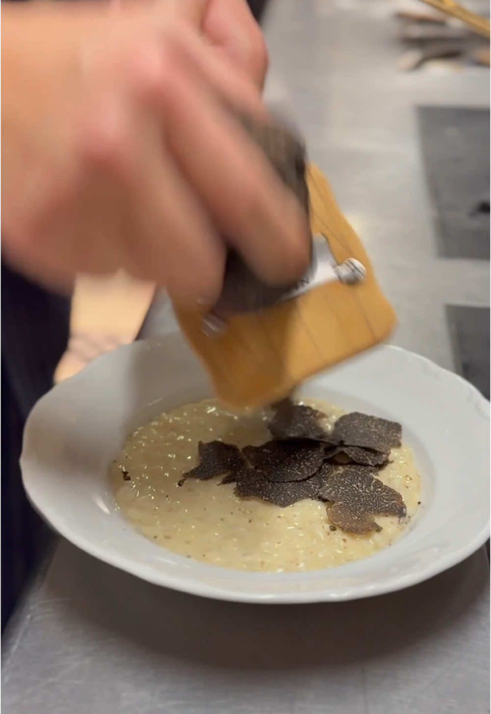 Quand les rôles s’inversent autour d’un risotto à la truffe noire 😍✨ #risotto #italian #cuisine #sommelier #wine #cooking #truffle 