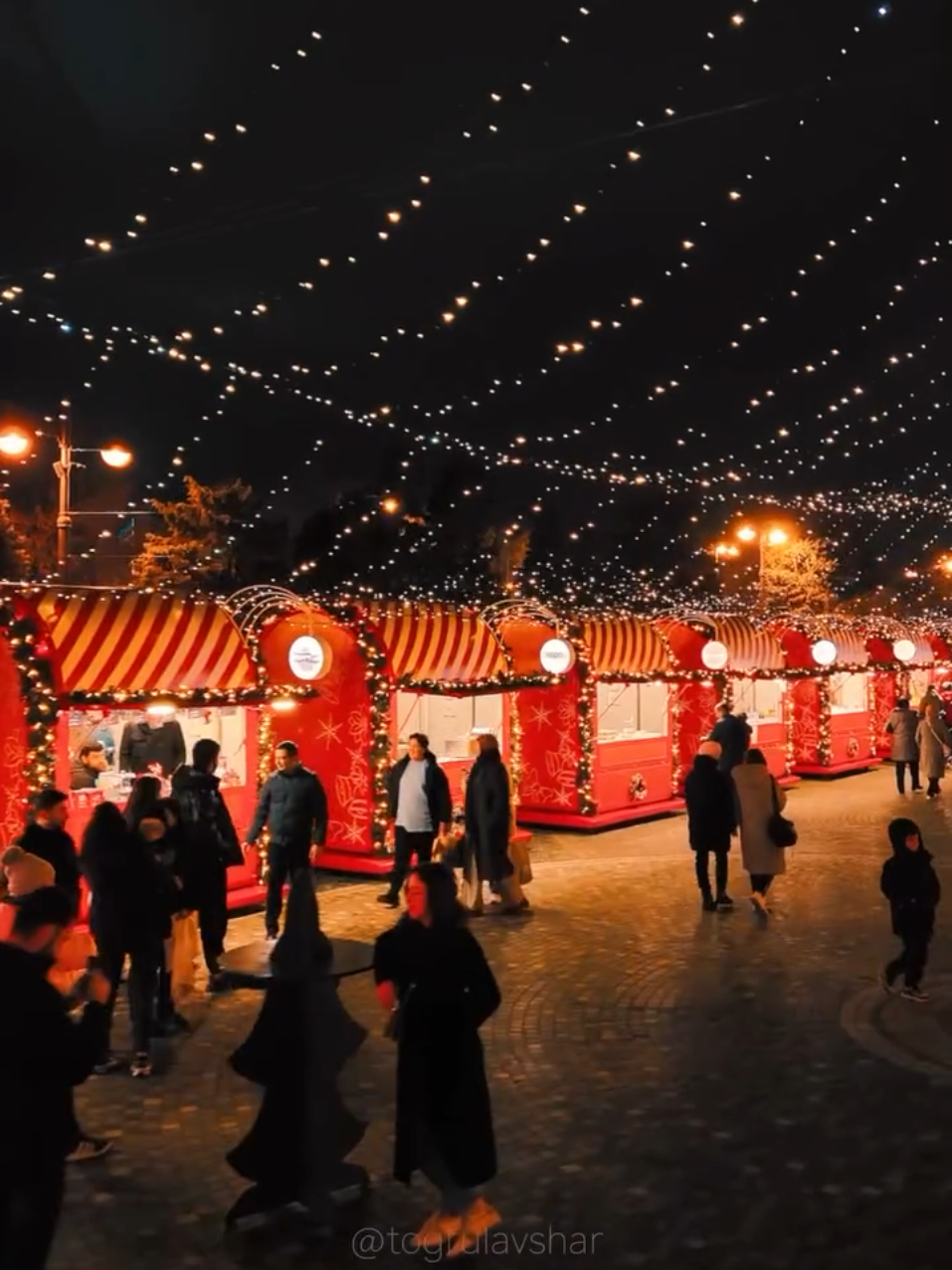 Bura Bakıdır. Şəhərin mərkəzi Yeni ilə tam hazırdır.  Video: Toğrul Avşar #Baku #Center #christmas #happyN #Boulevard #LaPuraCrema 