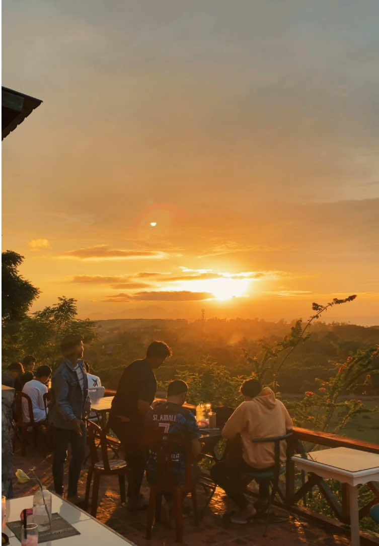 belakangan ini sunset lagi bagus bagusnya nihh #TikTokAwardsID #bandaaceh #acehbesar #cafe #sunsetcafetiongkok #hidegam #sunset 