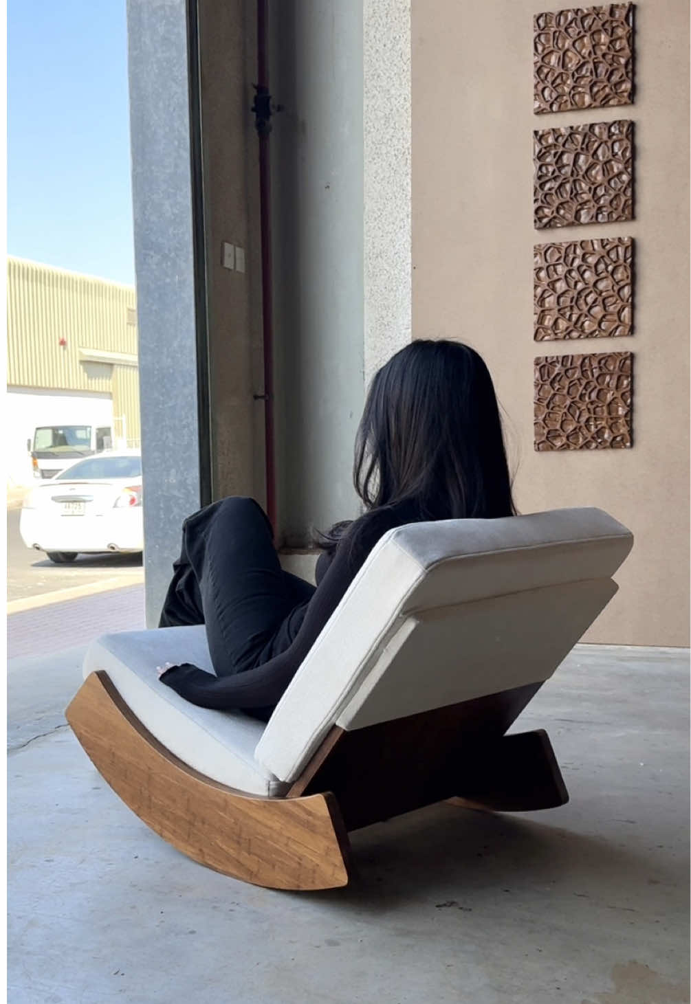 Kick back and relax in style with our rocking lounge chair, made from solid teak wood. Comfy, cool, and just the right size at 63x60x90 cm-perfect for those chill moments! … استمتع بالراحة والأناقة مع كرسي الاسترخاء الهزاز المصنوع من خشب الساج الصلب. مريح، عصري، وبحجم مثالي 63×60×90 سم - مناسب تمامًا لأوقات الاسترخاء!