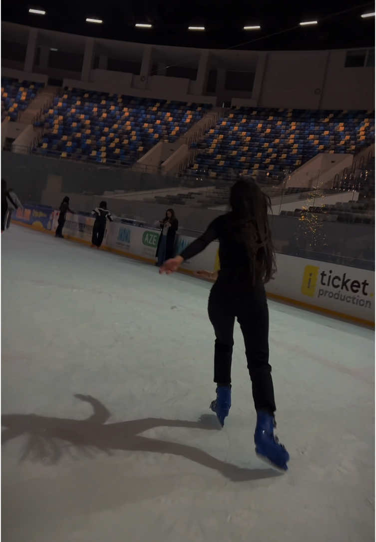 • İlk dəfə üçün heçdə pis deyil məncə🎧⛸️🧚🏻‍♀️ #IceSkating  #buzarenası  #buzmeydançası 