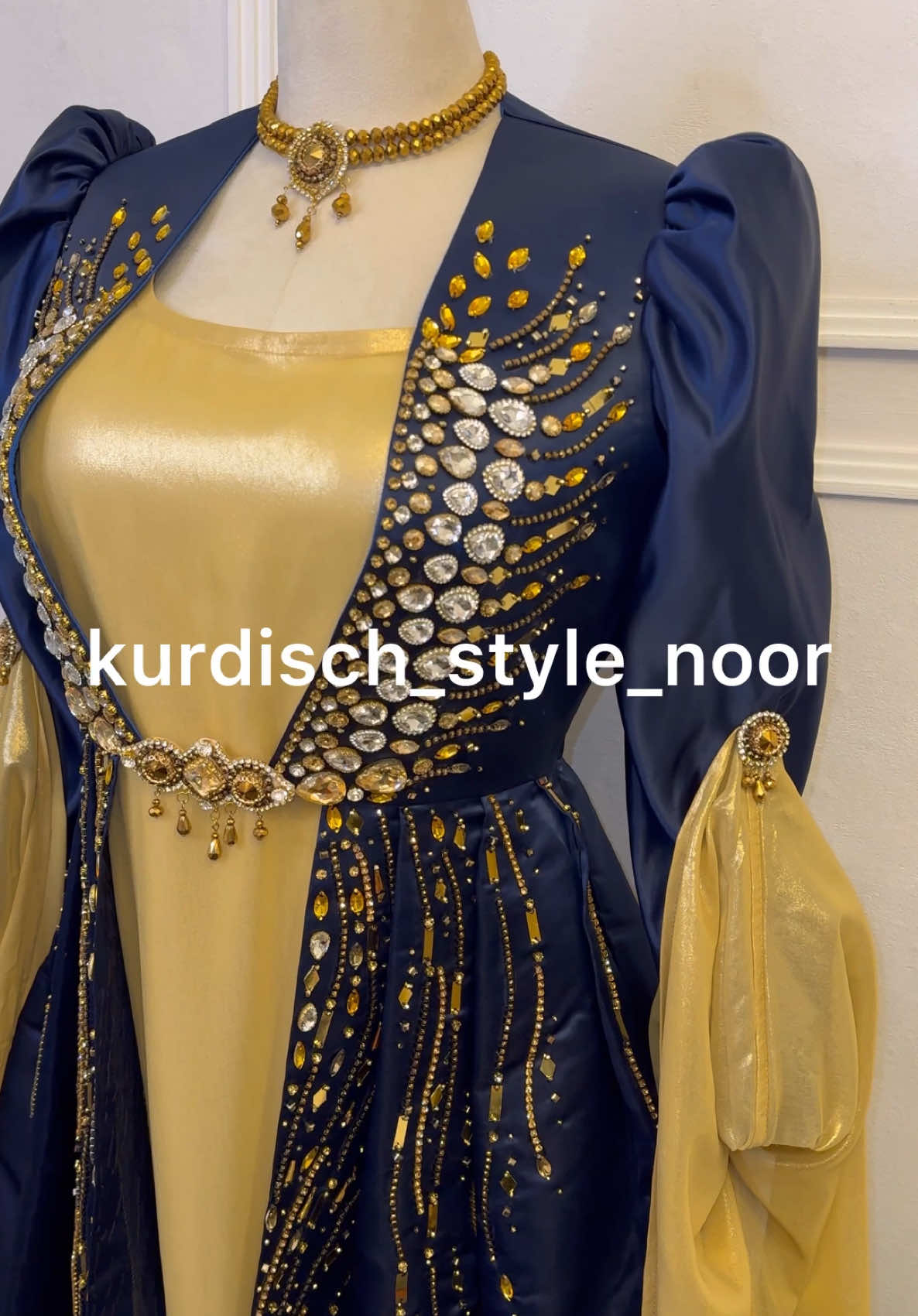 (38-40) Zum Vermieten, bei Interesse gerne melden 📞  #kurdishdress #kurdish #kurdishstyle #kurdishfashion #kurdishbeauty #kurdishdresses #traditionelldress #beauty #fyp #foryou #foryoupage #fypシ゚viral #fypシ #foryoupageofficiall #foryou#jli kurdi#jli kurdi kurdistan#qomash jli kurdi