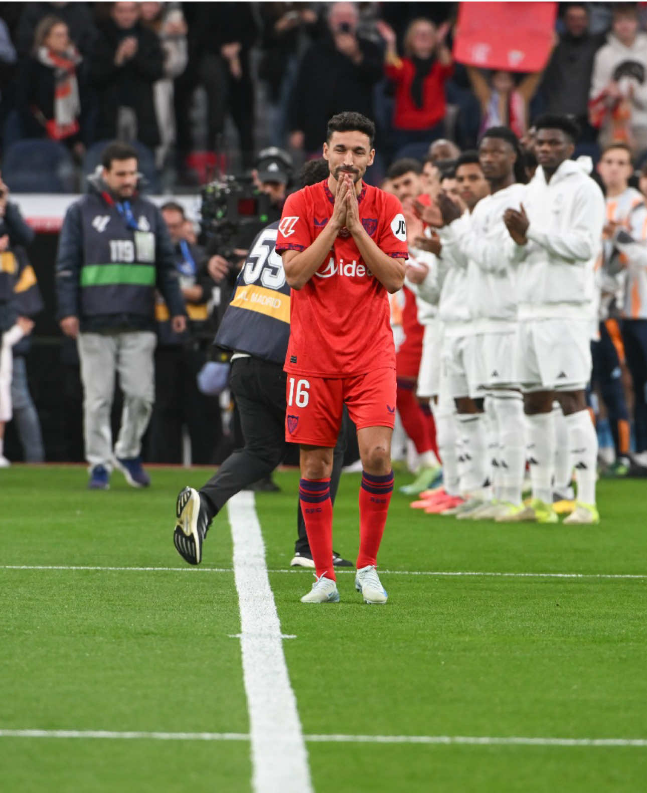 Jesús Navas, visiblemente emocionado tras oficializarse su retirada en el Bernabéu. #jesusnavas #retirada #sevilla #realmadrid #tiktokfootballacademy 