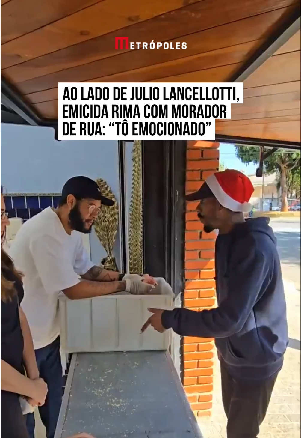 O #rapper #Emicida e o padre #JúlioLancellotti protagonizaram uma cena emocionante, registrada em um vídeo que tem circulado nas redes sociais. Enquanto distribuíam pão para a população em situação de rua e vulnerabilidade social, a dupla foi abordada por um homem, que acabou fazendo um dueto de rimas ao lado do artista, com direito ao acompanhamento de um #beatbox feito pelo próprio compositor.  Após a #rima, o homem elogiou a dupla: “Esse aqui já é santo, hein?”, comenta o homem, referindo-se ao padre Júlio. “Nasceu para brilhar