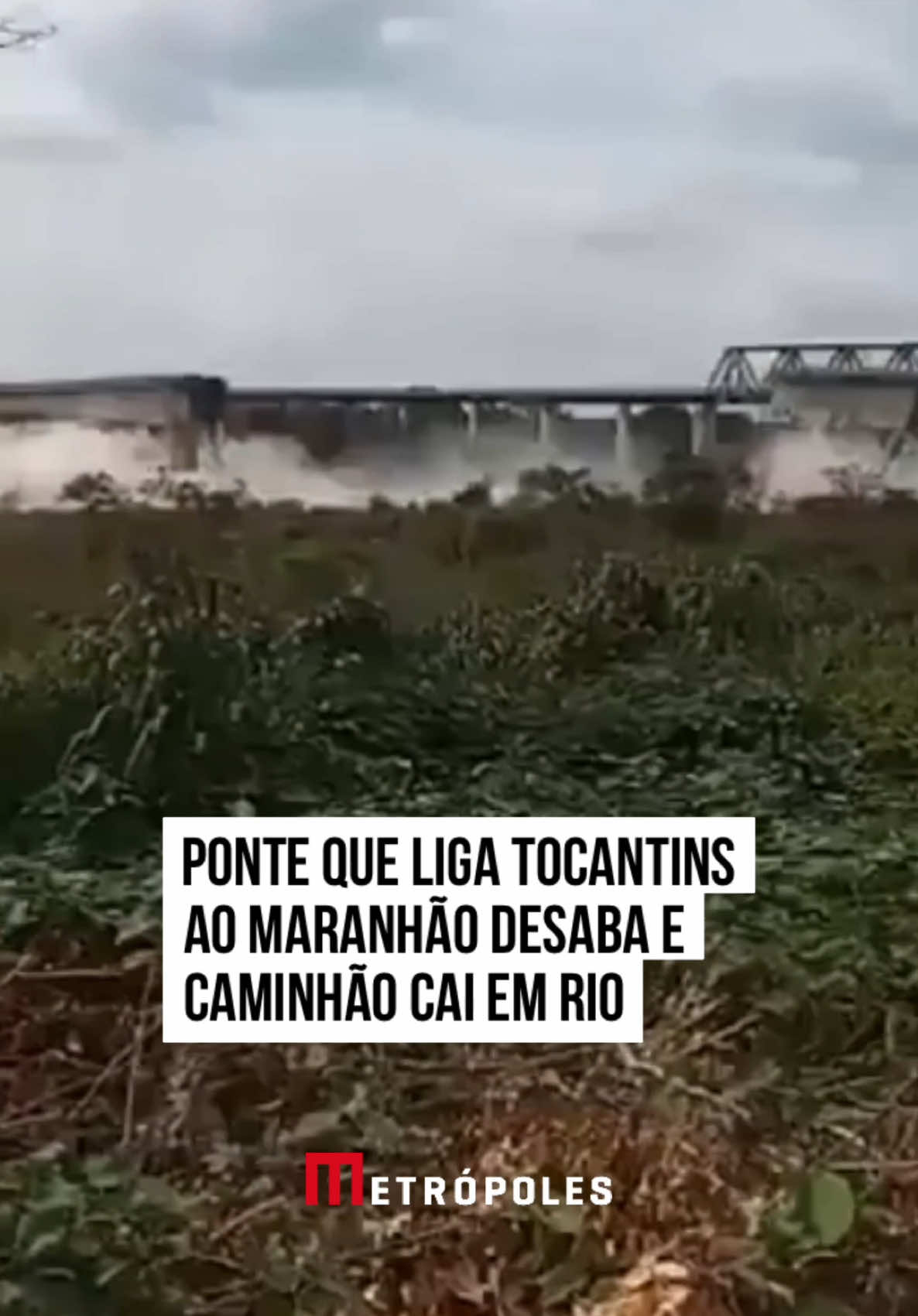 A #ponte que liga os municípios de Aguiarnopólis (TO) e Estreito (MA) desabou na manhã deste domingo (22/12). Segundo informações do Diário Tocantinense, um #caminhão estava em cima da estrutura no momento da queda. De acordo com os moradores, o motorista do caminhão foi retirado com vida e encaminhado para um #hospital. Não há informações sobre outras vítimas. #TikTokNotícias 