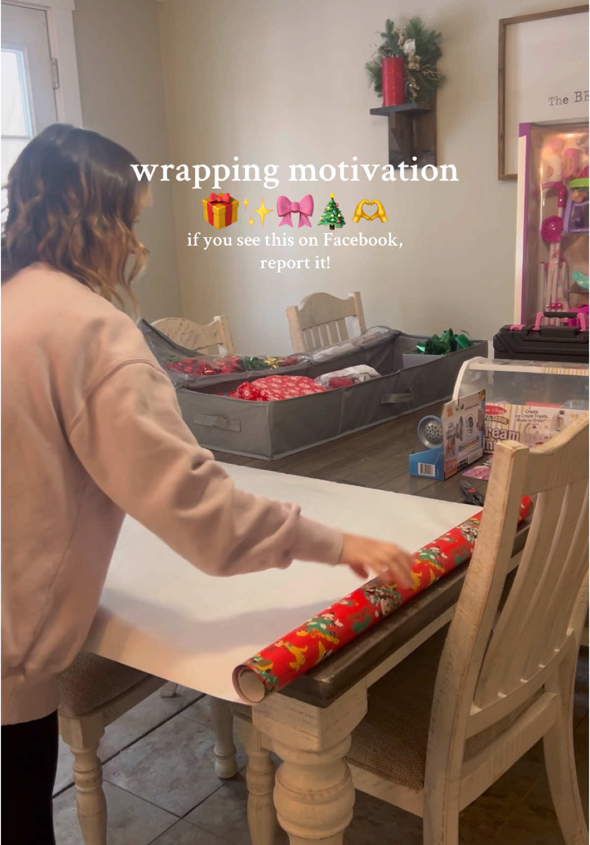 Wrap with me 🎁👏 #christmasprep #wrappinggifts #wrappingpresents #wrappinghacks #wrapwithme #wrappingpaper #wrappingtips #sundayvlog #christmascountdown #christmaspresent 