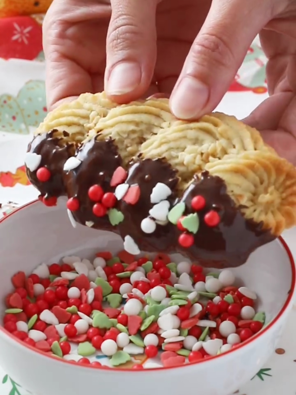 Sablés viennois. . Une dernière petite recette 😊 La recette pour une dizaine de biscuits : 150 g de beurre mou 60 g de sucre glace 2 cac de vanille liquide 180 g de farine Du pralin 100 g chocolat fondu . On commence par mélanger le beurre avec le sucre et la vanille. On termine par la farine et on mélange jusqu'à avoir une consistance homogène. On poche nos biscuits et on saupoudre de pralin. Cuisson 15 minutes environ à 180° On glace nos biscuits de chocolat et on déguste😉 . #recette #recipes #sablesviennois #spritz #chocolat #christmasbaking #patisserie #biscuits 