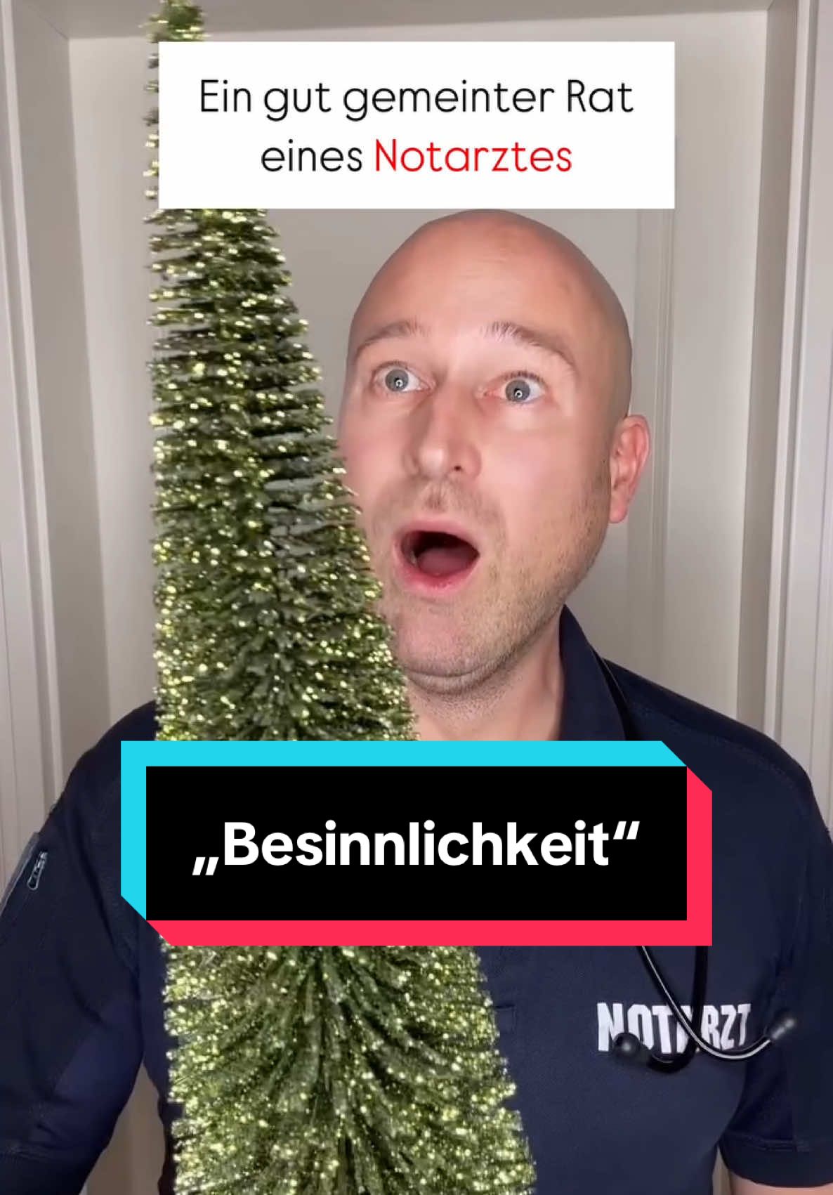 Ein gut gemeinter Rat: Übertreibt es bitte nicht mit der “Besinnlichkeit”. 🫣😅 Was habt ihr schon für verrückte Dinge erlebt? 🤔 P.S.: Fragt bitte nicht, warum wir das alles zu Hause haben… 🙈😂😂😂 #weihnachten #weihnachtsdeko #besinnlichezeit #besinnlichkeit #deko #notarzt #notaufnahme #arzt #rettungsdienst #medizin #humor #apothekerin 