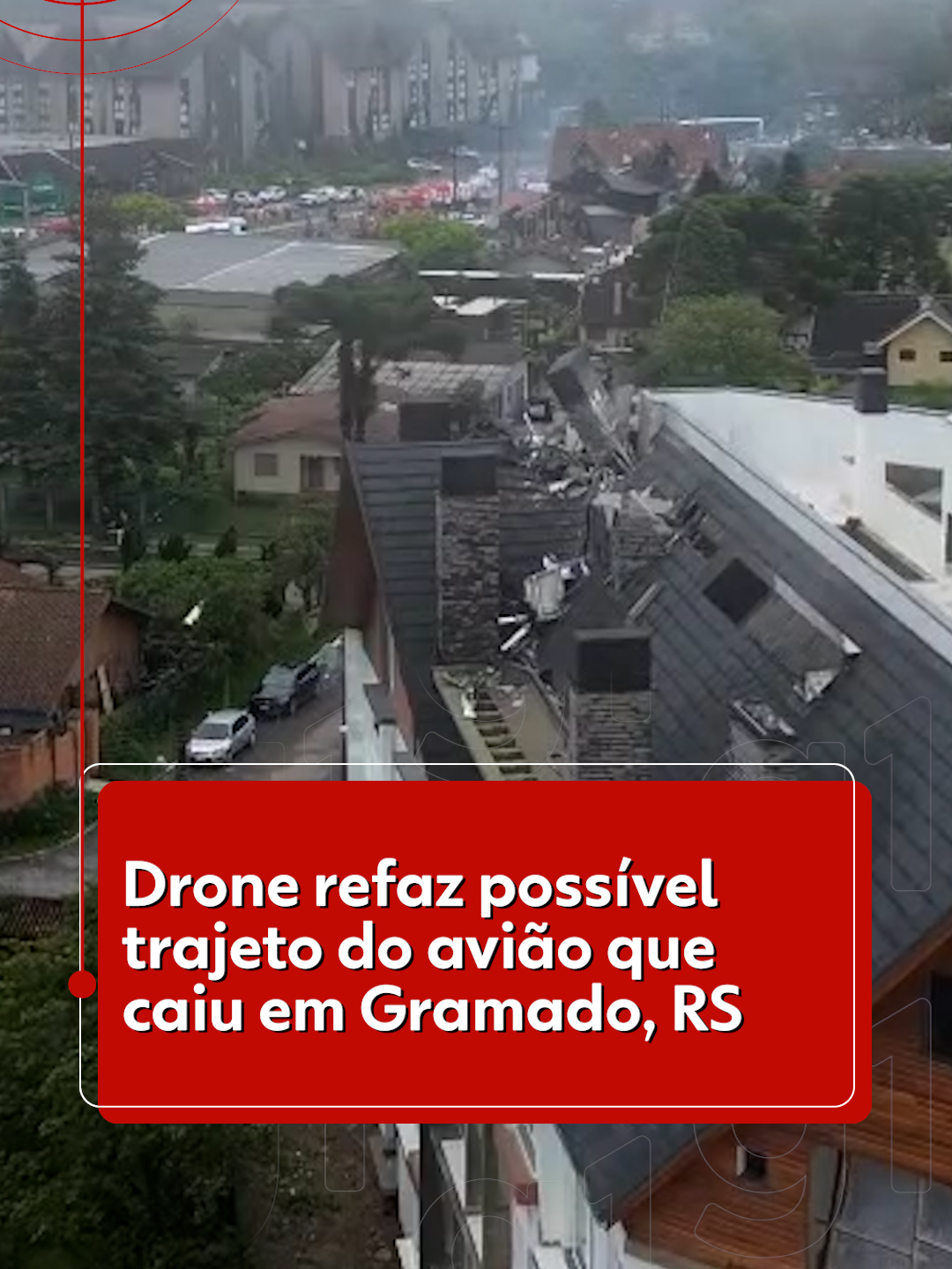 Possível trajeto - Um avião de pequeno porte caiu na manhã deste domingo (22) em Gramado, no Rio Grande do Sul, deixando os 10 ocupantes mortos. A aeronave levava o empresário Luiz Claudio Salgueiro Galeazzi, de 61 anos, e nove familiares dele. O fotógrafo Cid Guedes registrou o possível trajeto da queda da aeronave. As imagens aéreas mostram o telhado de um prédio após o impacto e, cerca de duas quadras à frente, o segundo andar de uma casa danificado e o local da queda final. Saiba mais no #g1. #avião #drone #gramado #riograndedosul #tiktoknotícias