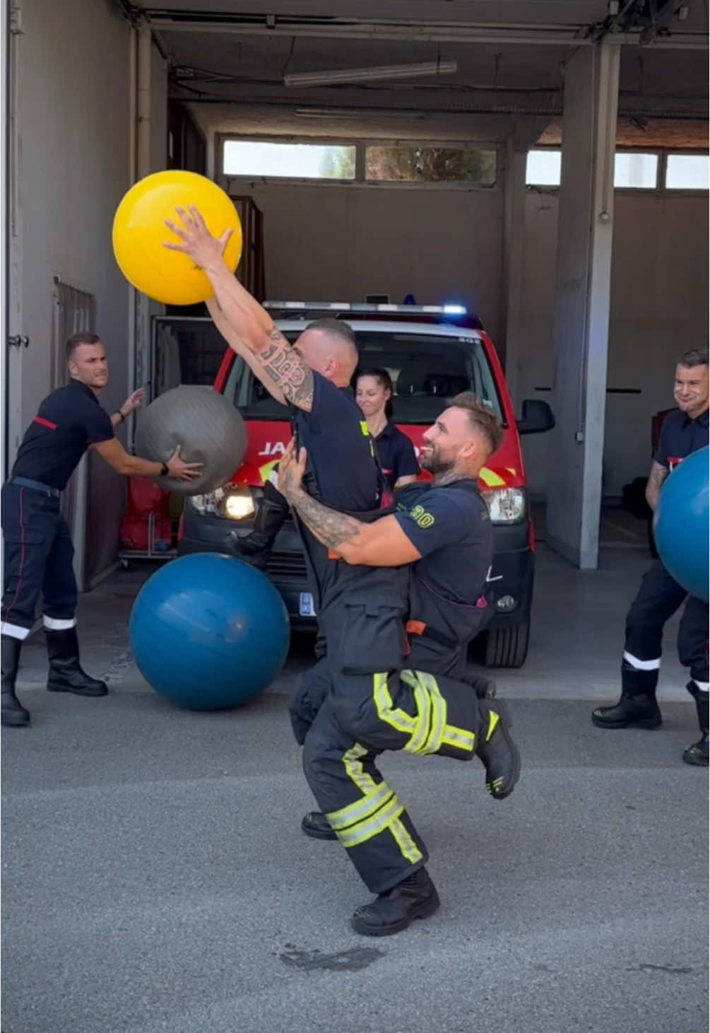 Tu valides notre Chorégraphie pour Noël ? 😂🎁🧑‍🚒 Un peu d'amour dans ce monde ça fait du bien ❤️ #firefighter #fire #uniform #dancing #dance #Love 