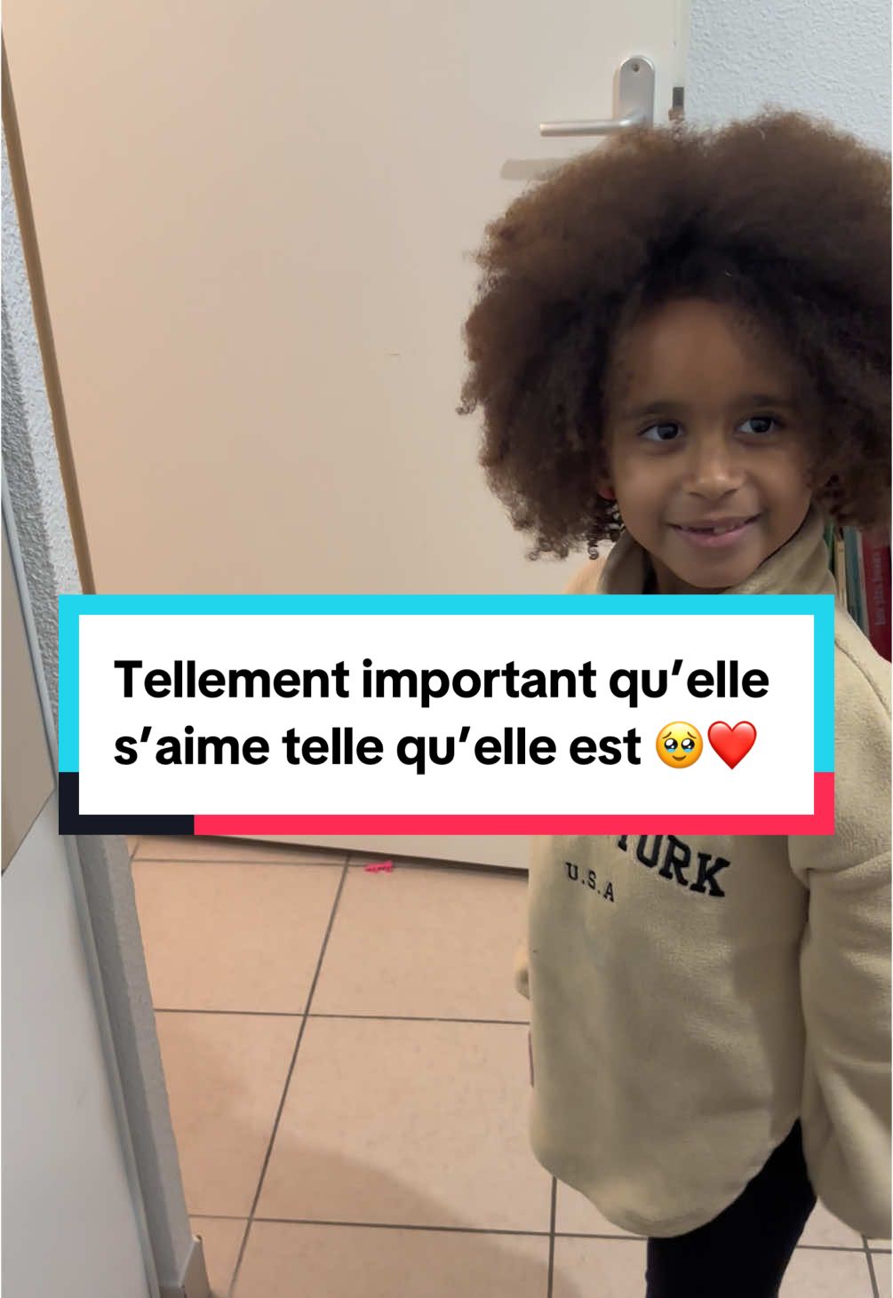 Merci @ELOISHA pour cette chanson 🥰🙏 Faut s’avoir qu’Amina n’a pas toujours aimé ses cheveux, aujourd’hui elle en est tellement fiere 🥹😍  #Amina #afrohair #afrobeauty #afrobeaute #curlyhair #afroprincesse #afrogirl #mixedgirl #pourtoi #foryou #enfant #kidsoftiktok #littlegirl #trend #chanson #afrosong #afrokids #education #afrotiktok 