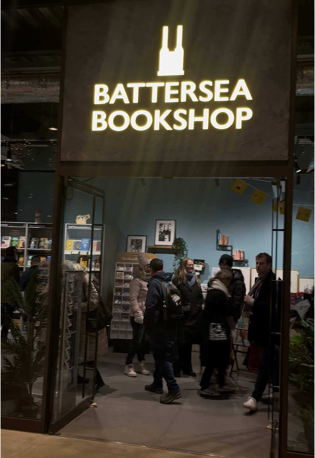 I’ve always got time to stop and look at books 🤭  @Battersea Bookshop #BookTok #bookblogger #tbr #fyp #blackbooktok #bookshop #bookstore #Vlog #bookstagram #readersoftiktok 