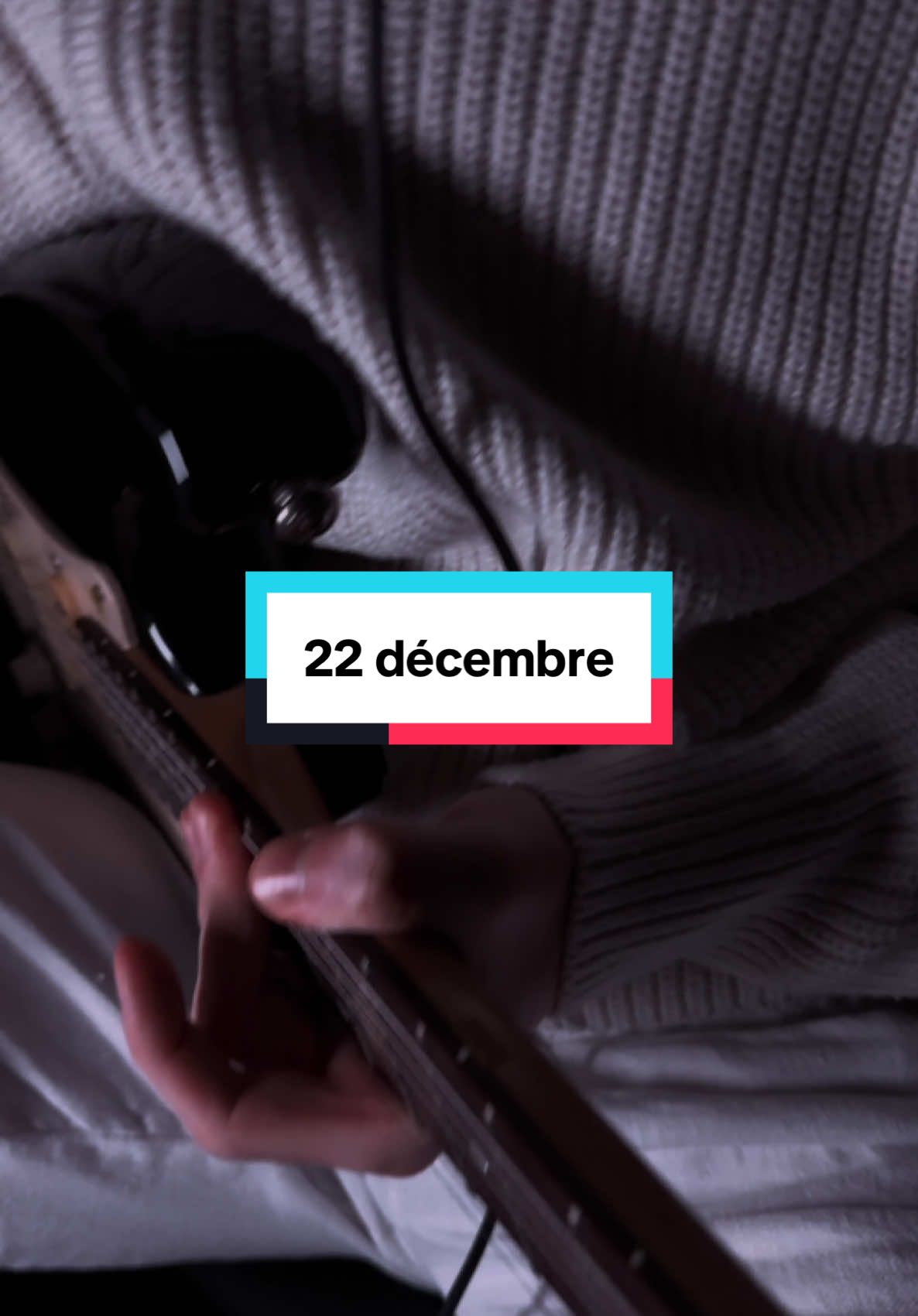 22 décembre : Le soir de noël après les cadeaux 👀 #twofeet #guitarelectric #guitar #hot #noel  @thieffenPiano 