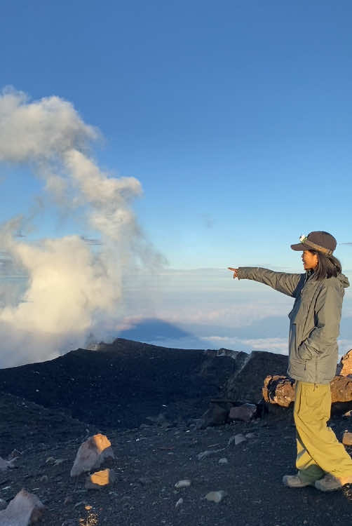 Ketika melihat ketinggianmu dari kejauhan aku mulai jatuh cinta, dan setelah mengenalimu lebih jauh lagi jatuh cinta berubah menjadi mencintaimu lebih dalam lagi , ke gagahanmu membawaku ke kebahagiaan yang tiada batasnya , tunggu aku kembali Mbah Slamet 🥹❤️ #gunungslamet #gunungslamet3428mdpl #gunungslametviabambangan #atapjawatengah #jawatengah #gunung #pendaki #pendakigunung #pendakigunungindonesia #pendakicantik #fyp #pyf 