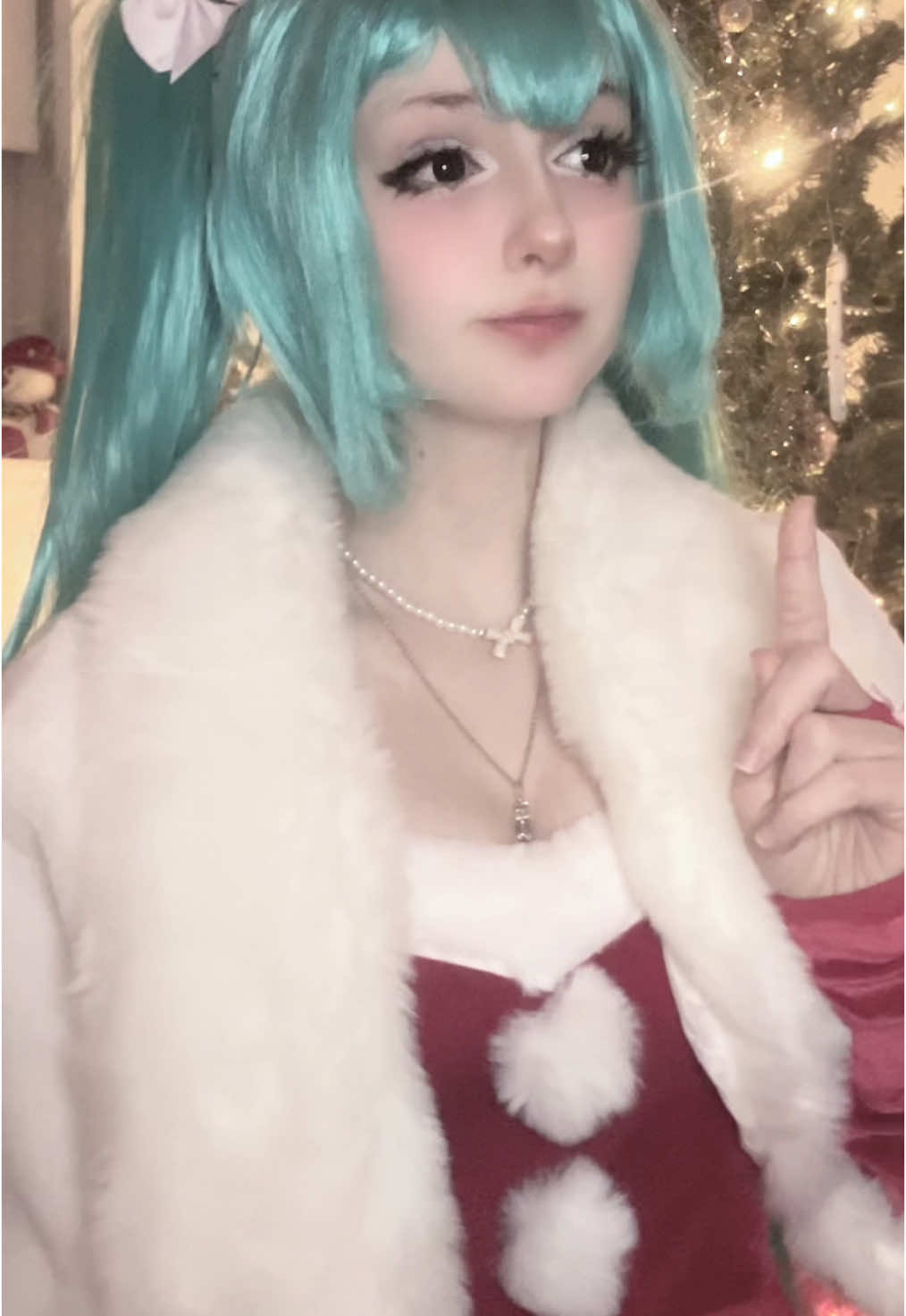 still need to wrap all my family’s gifts😭 #mikuhatsune #miku #mikucosplay #vocaloid #vocaloidcosplay #hatsunemiku #hatsunemikucosplay #pjsk #pjskcosplay #christmas #christmascosplay #christmasmiku 