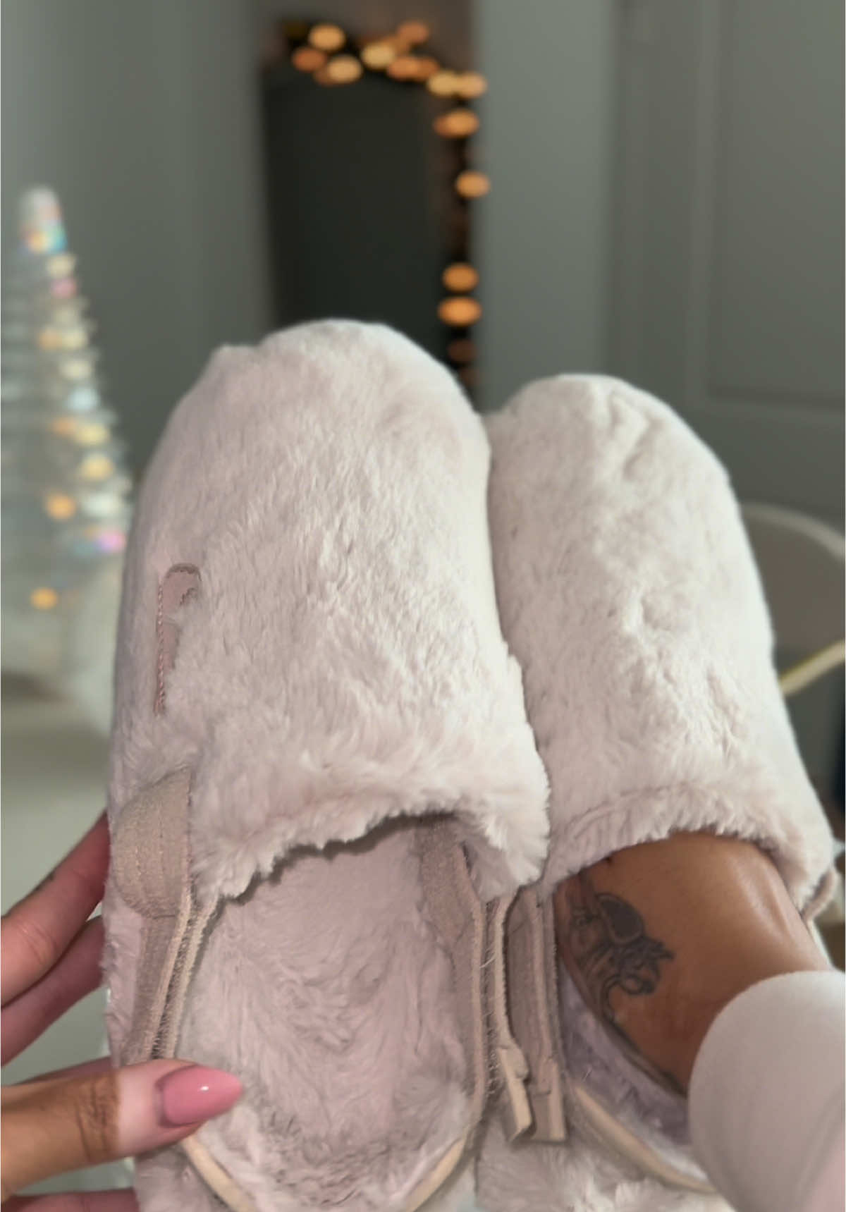 So cute! I been opening xmas gifts everyweek 😅 i can never wait until Christmas Day🎄 #nike #shoecheck #furslides #nikecalmslides #fyp #girlthings #slides #wintershoes #cutesy #simple #cozyvibes #giftideas #giftaforher #OOTD 