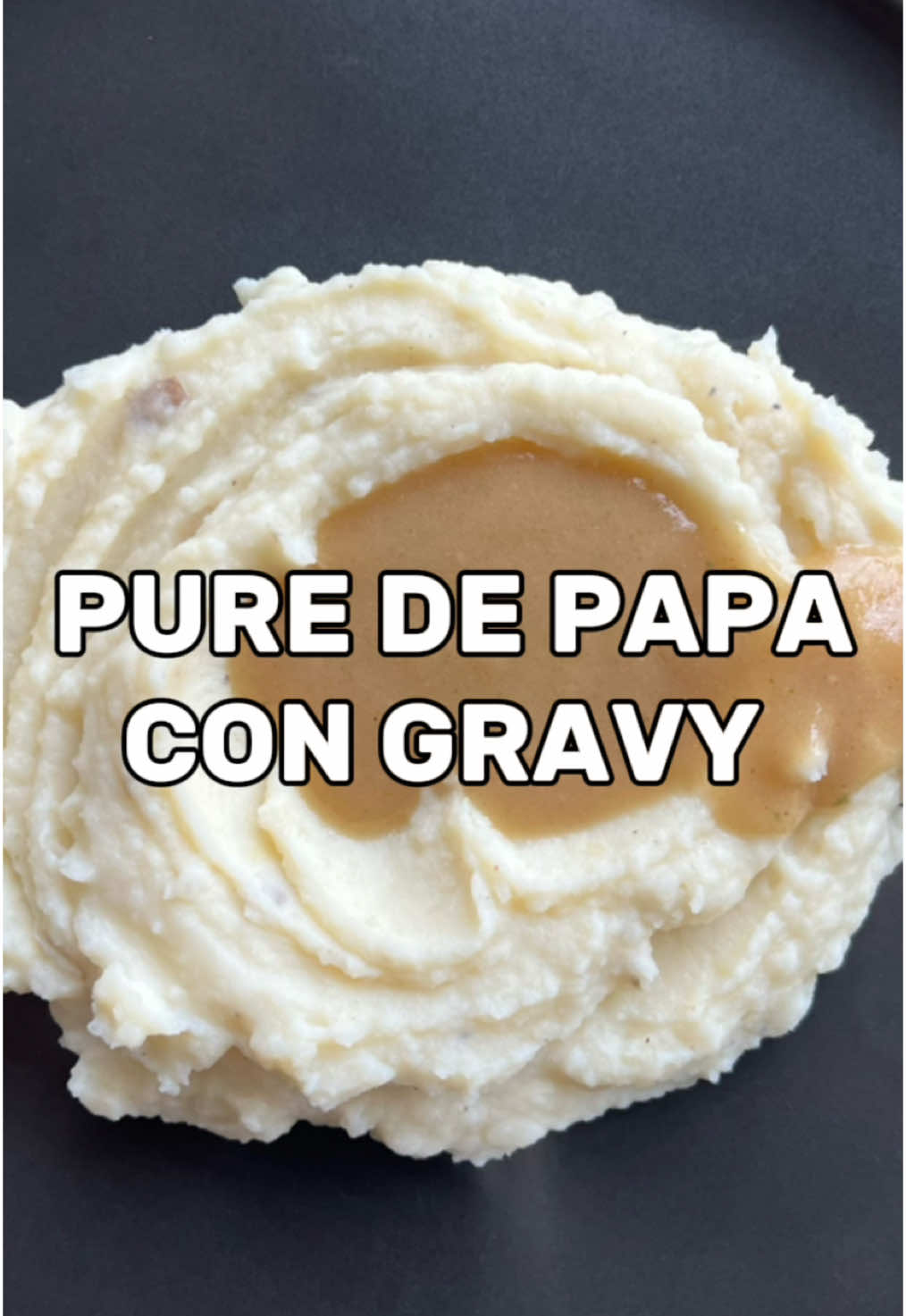 Tips para llevar tu puré de papa a otro nivel este año!! 💕 Para mí si una cena de navidad no tiene puré NO ES CENA 😋 les paso receta: -3 papas grandes  -50 gr mtq sin sal  -1 taza leche  -1 cda crema -tomillo -nuez moscada -ajo en polvo -sal y pimienta para el gravy rápido: -1 taza agua hirviendo  -1 cda sazonador puede ser vegetal o de res -15 gr mantequilla -15 gr harina  *dejen que se dore mezclando sin parar*  agreguen poco a poco el caldo y dejen que espese #chefquintanilla #pure #papa #gravy 