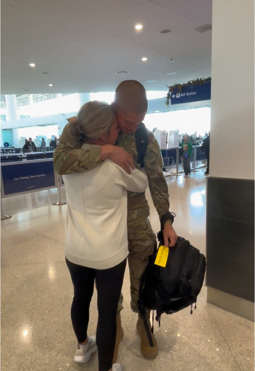 pulling her back in for the hug🥺 mama’s heart is full this Christmas  #militaryhomecoming #military #christmas #fypシ #army 