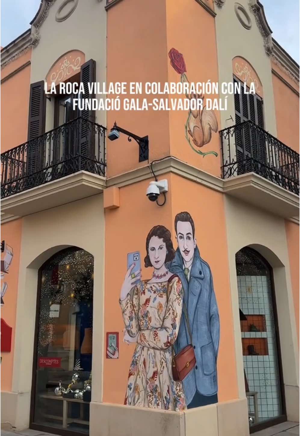 Una exposición especial en @larocavillage junto  con la Fundación Gala-Salvador Dalí 😍 Obras únicas y fachadas decoradas te esperan hasta el 6 de enero. No te la pierdas estas fiestas✨ #laroca #larocavillage #larocavillagebarcelona #salvadordali #dali #galadali 