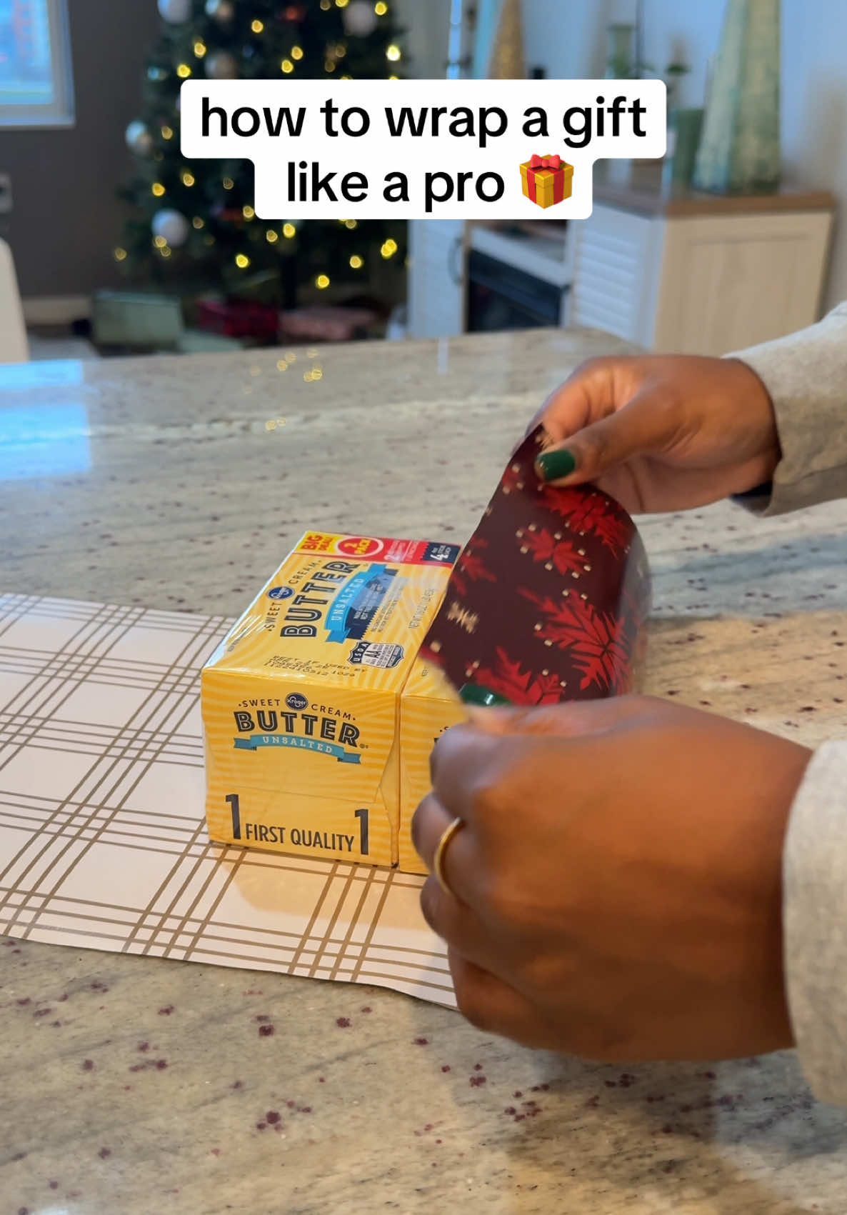 Here's how to wrap a gift like a pro 🎁✔️ #kroger #giftwrap #giftwrapping #butter #foodhacks #holidaygifts #FoodTok @Days with Dae 