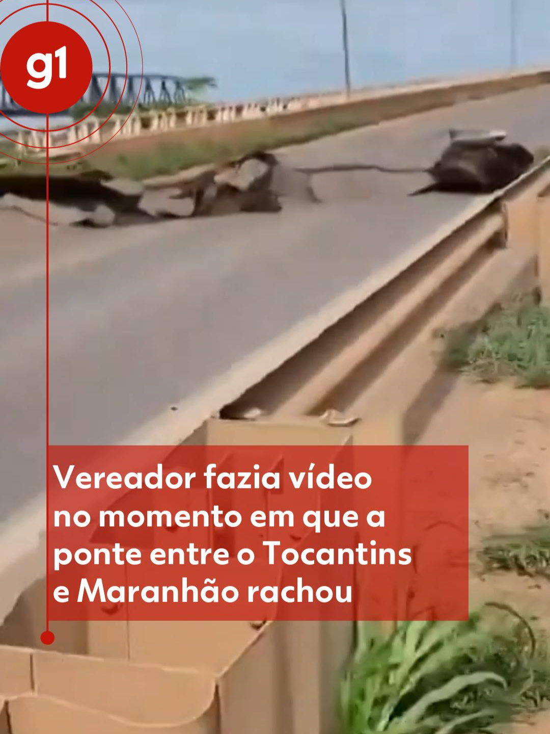 Flagra - Pouco antes do desabamento da ponte que liga o Tocantins e o Maranhão, um vereador de Aguiarnópolis estava no local fazendo vídeos. Ele tinha o intuito de mostrar a situação da estrutura no momento que o asfalto cedeu e rachou. A ponte leva o nome de Juscelino Kubitschek de Oliveira fica na BR-226 e caiu por volta das 14h50 deste domingo (22). Equipes da Polícia Rodoviária do Maranhão (PRF) confirmaram que uma jovem de 25 anos morreu e que duas pessoas feridas foram encaminhadas a um hospital da região. O vídeo foi publicado nas redes sociais do vereador Elias Junior (Republicanos). Andando pelo acostamento da estrutura, ele mostra rachaduras no asfalto. Segundo o vereador, sem manutenção, a ponte estava se deteriorando com o grande fluxo de veículos de carga que trafegavam diariamente por ela. De repente ele e outras pessoas que estavam no local escutaram barulhos e a ponte cedeu. Havia veículos atravessando o trecho entre os estados no momento da queda. É possível ver o momento que uma caminhonete passa por cima da rachadura e uma motocicleta consegue frear antes de entrar na ponte. Equipes dos bombeiros do Tocantins e Maranhão, Departamento Nacional de Infraestrutura de Transportes (Dnit) e Polícia Rodoviária Federal (PRF) já estão no local. Ainda não foram divulgadas informações sobre as causas do acidente. Leia mais no #g1. #ponte #tocantins #maranhão #tiktoknotícias