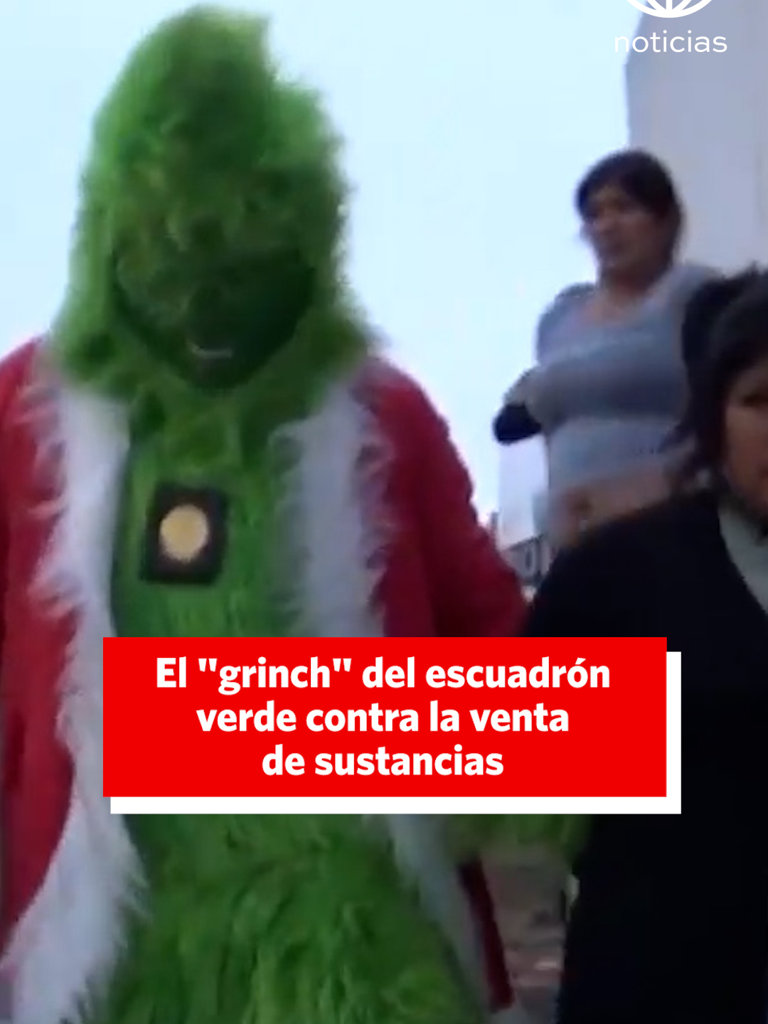 #AméricaNoticias  Un agente del Grupo Terna se disfrazó del 'Grinch' para realizar una intervención antidrogas en San Bartolo [Suscríbete y mira el noticiero completo en #tvGO] [Link en biografía ↑]