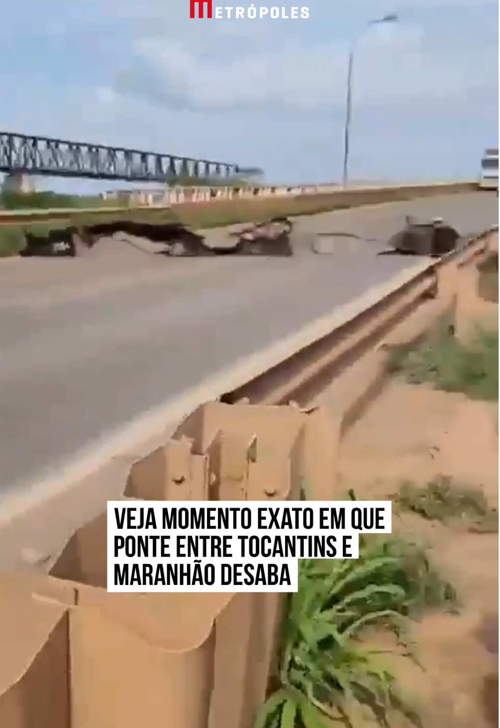 Enquanto gravava um vídeo para denunciar a situação da via, um homem capturou em vídeo o momento exato em que a #ponte Juscelino Kubitschek de Oliveira, que faz a ligação entre os estados de #Tocantins e #Maranhão, desabou na tarde deste domingo (22/12), interrompendo o fluxo de veículos no local. Segundo informações preliminares, pelo menos um caminhão que passava pela ponte caiu no Rio Tocantins. Até o momento, se tem o registro de uma morte, resultado do desabamento. A ponte liga os municípios de Aguiarnópolis (TO) e Estreito (MA). Ela foi inaugurada em 1960.  #tiktoknotícias 📽️ @agenciatocantins_oficial