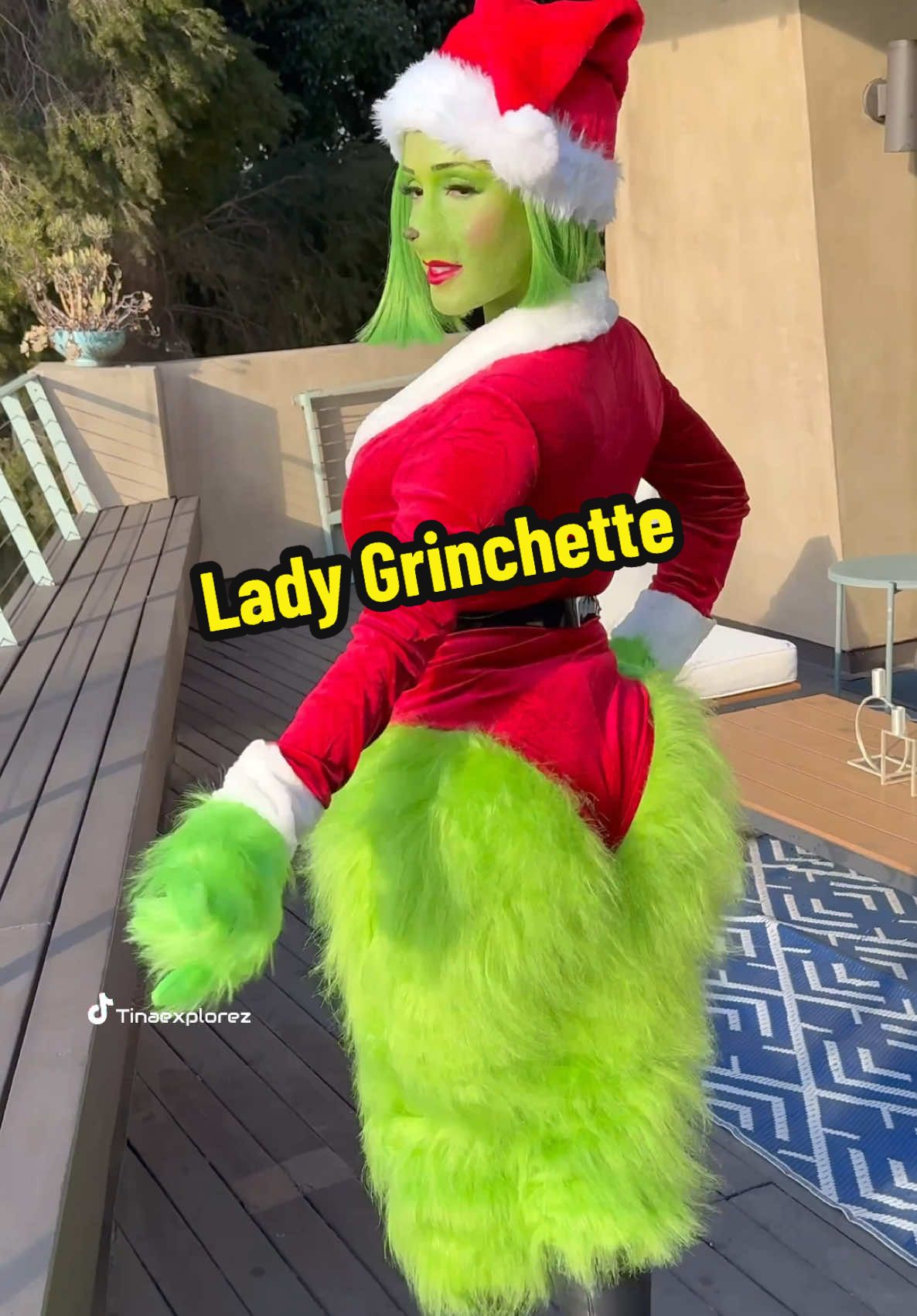 Omw to take your presents 🎁🎁 #fypシ #ladygrinch #viraltiktok #grinchette #foryoupage #grinchmas #xyzbca #OOTD #grinchtiktok #mrsgrinch 