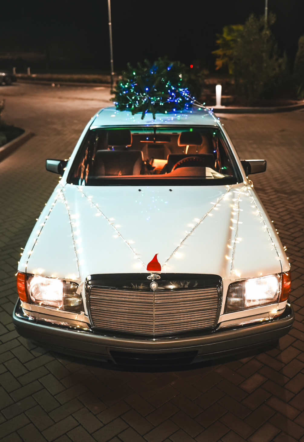 Christmas Benz #w126 #mercedes #mercedesbenz #AutoLovers #TikTokCars #tiktokauto @Mercedes-Benz @mercedesbenzusa @Classic Car Society @JustFilms 