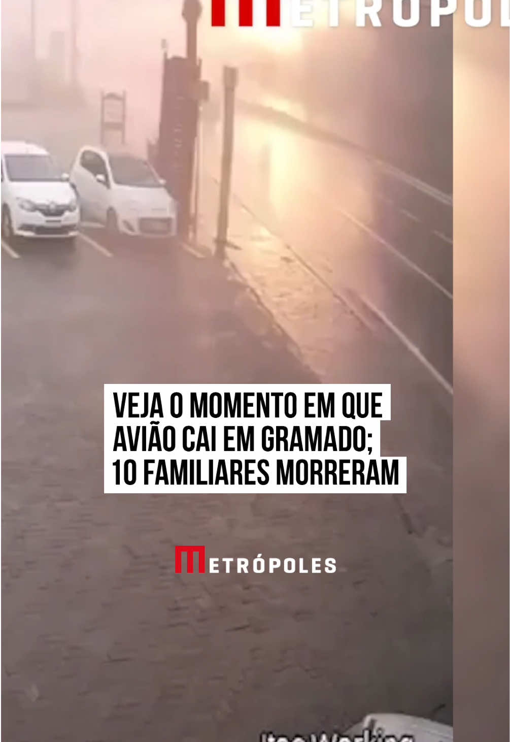 Imagens de câmeras de segurança flagraram o momento em que uma #aeronave modelo Piper Cheyenne caiu em #Gramado (RS), na #Serragaúcha, na manhã deste domingo (22/12). No vídeo, é possível ver as chamas após o #avião atingir comércios, casas e uma pousada. O acidente deixou 10 m0rt0s, todos familiares que estavam no avião. Dezessete pessoas ficaram feridas. Elas estavam em solo e precisaram ser socorridas.  O avião era pilotado pelo empresário Luiz Cláudio Salgueiro Galeazzi, 61 anos. Com ele, a Polícia Civil informou que seguiam nove familiares: a mulher, três filhas, a sogra, a irmã, o cunhado e duas crianças. Os nomes não foram divulgados. Os corpos das vítimas começaram a ser resgatados no início da noite deste domingo. As informações foram confirmadas pela Galeazzi & Associados, empresa da qual Luiz Cláudio era CEO. Ele era o dono da aeronave que partiu de Canela (RS) com destino a Jundiaí (SP), mas caiu na região central de Gramado, próximo à Avenida das Hortênsias. Segundo a Secretaria da Segurança Pública, o avião colidiu com a chaminé de um prédio, depois com o 2º andar de uma residência e caiu sobre uma loja de móveis. Os destroços atingiram uma pousada, na Avenida das Hortênsias. Luiz Cláudio era natural de São Paulo. O empresário era formado em administração pela Fundação Getulio Vargas e estava à frente da Galeazzi & Associados, empresa fundada pelo pai dele, Cláudio Galeazzi, há 23 anos. #tiktoknotícias 📽️ Reprodução