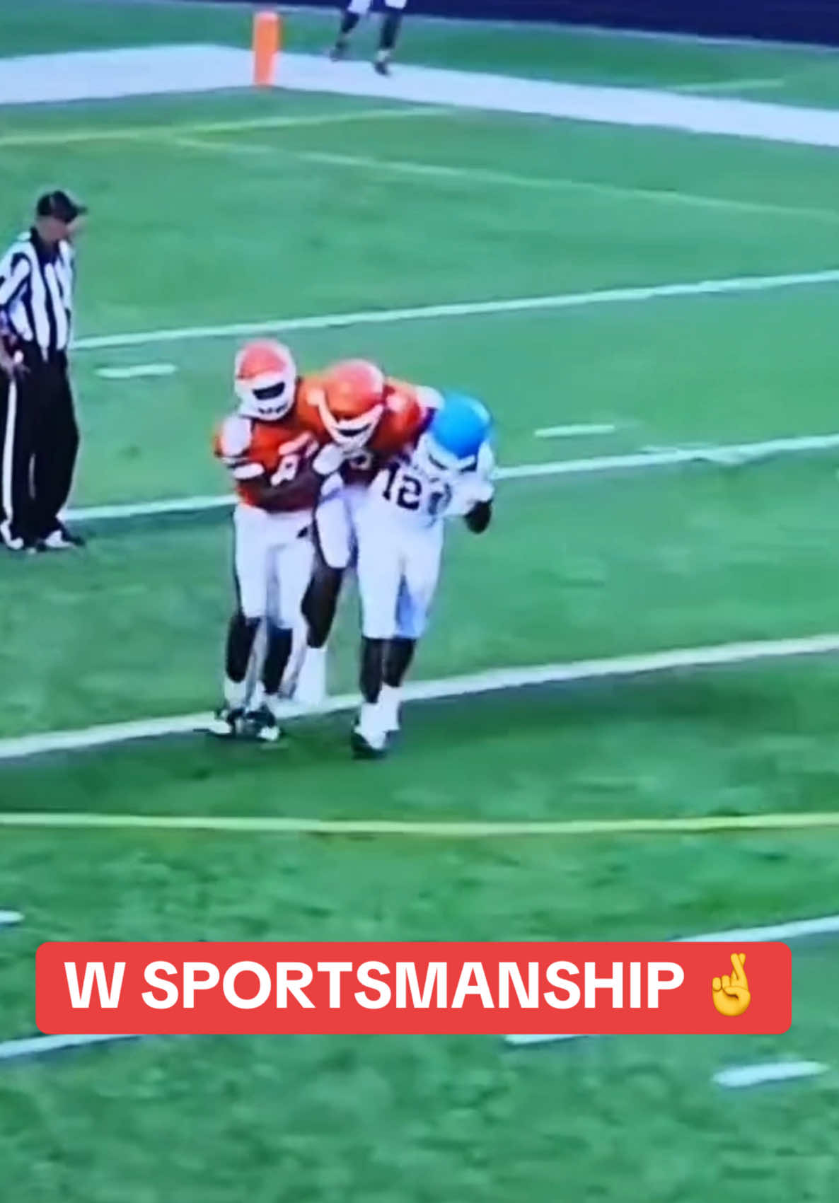 You love to see it 💯🏈 (via X/Blitz_oth) #football #sportsmanship #respect #highschoolfootball #athlete