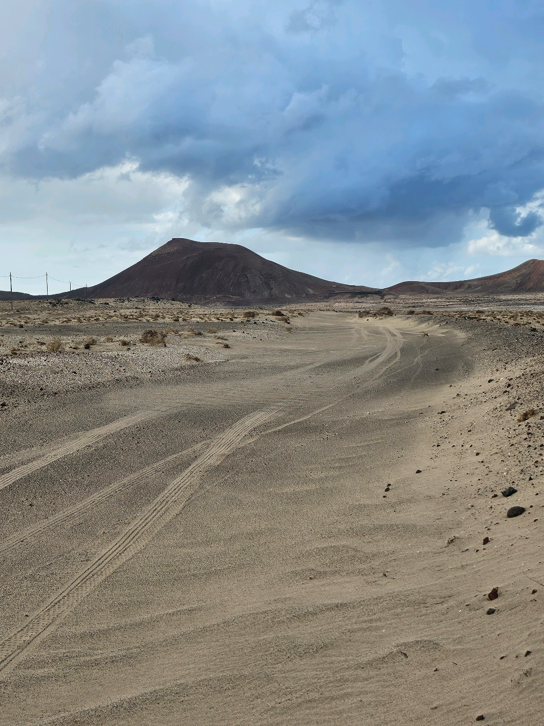 #Geheimtipp ... für Lanzarote: Die Wüste für sich ganz allein nutzen...  Keine Touris, keine Kosten, unendliche Weite, Ruhe und eine tolle Kulisse 😍 #lanzarote #canary #canaryisland #urlaub2024 #familienurlaub #desert #vulkan #vulkaninsel #summertime #Fotoshootings #fotokulisse #beautifulnature #foryou 