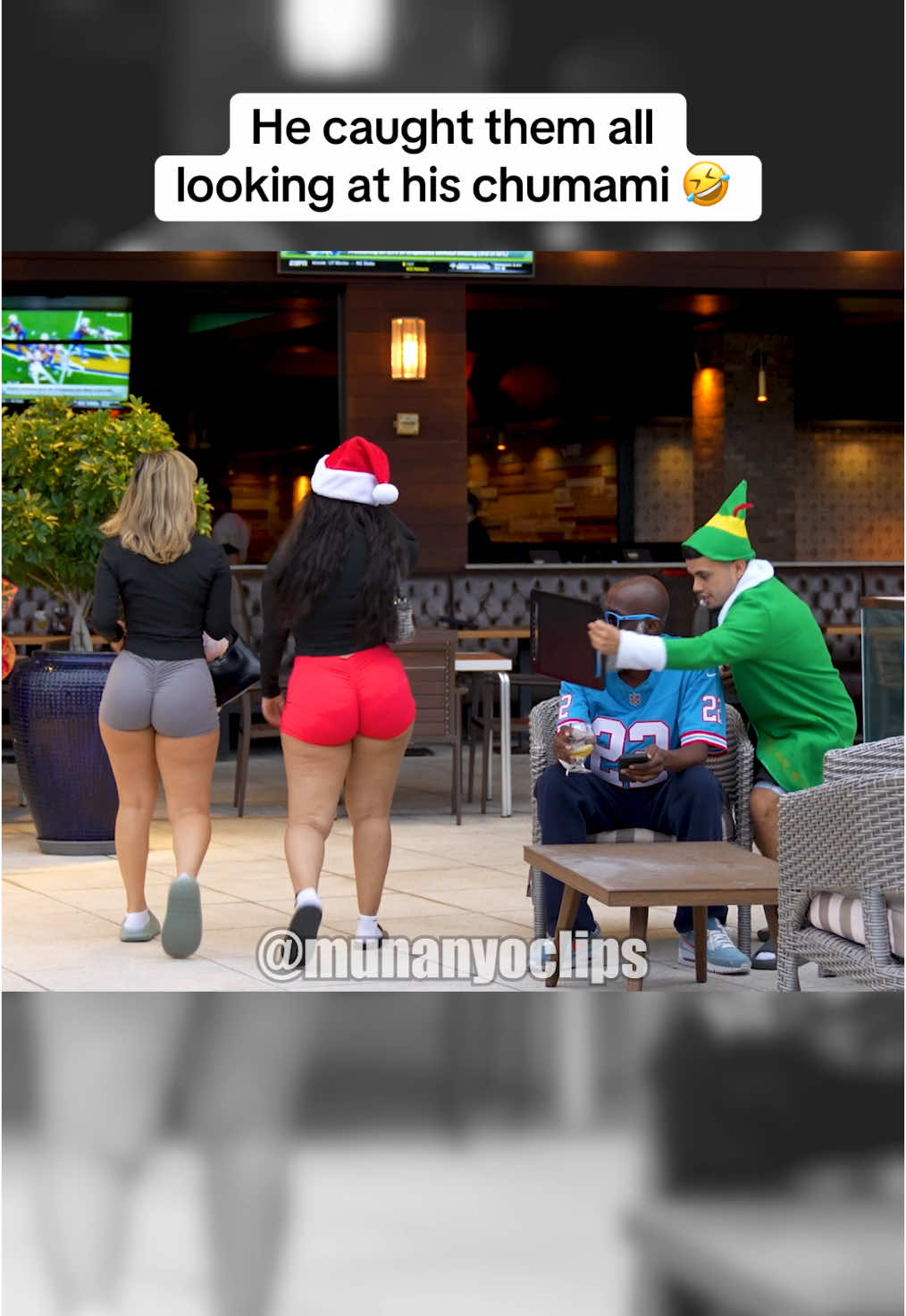 Spreading that Christmas spirit! #viral #funny #chupapimuñaño #prank #funnyvideo #funnyprankvideos #publicpranks 