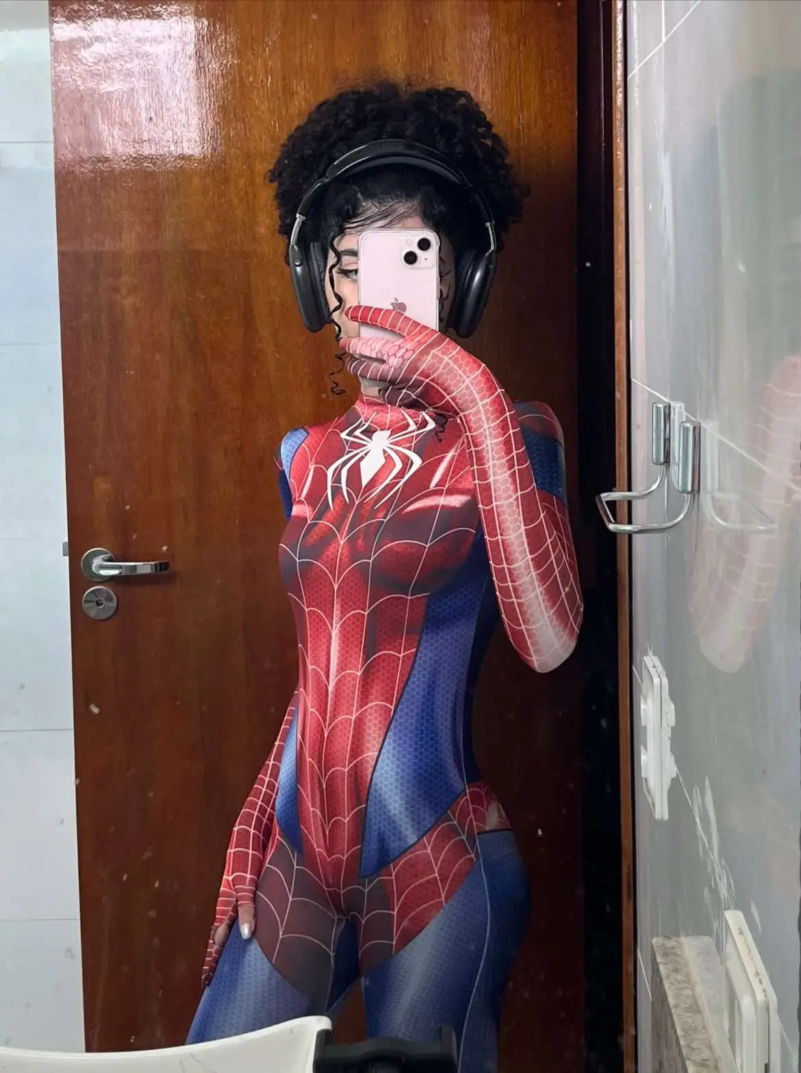 fotos que viralizaram na outra rede e q esqueci de postar aqui 🤙🏻  . . #viral #spiderverse #spiderman #spidergirl #cosplay #cosplaygirl #fy #homemaranha 