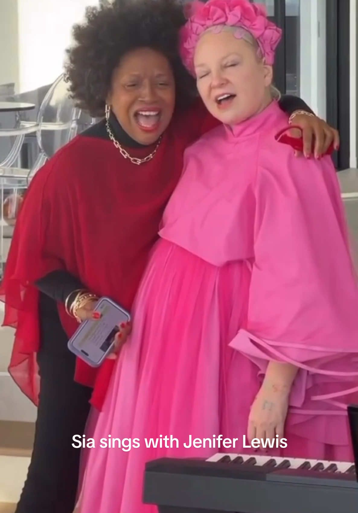 Sia sings 'Snowman', 'Unstoppable' and Frank Sinatra's 'Have Yourself a Merry Little Christmas' with Jenifer Lewis at Kathy Griffin's house 💕 @Sia #sia #jeniferlewis #kathygriffin #snowman #unstoppable #christmas #fyp #viral 