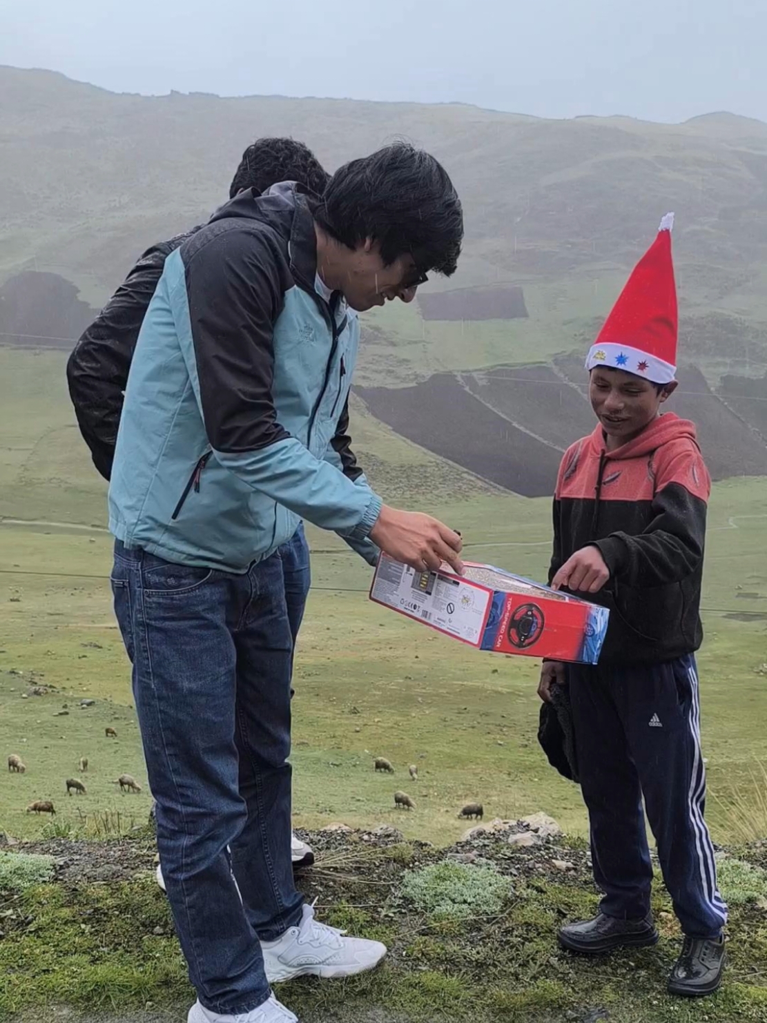 Seguimos regalando sonrisas en las alturas de Uchuraccay Huanta en Ayacucho. #navidad #navidadentiktok #uchuraccay #navidadenfamilia #huanta #huamanga_ayacucho_perú🇵🇪 #huamanga_ayacucho_perú🇵🇪🤭 #ayacucho_peru🇵🇪🇵🇪 #ayacucho #boticashuamanguina #fypシ #paratiiiiiiiiiiiiiiiiiiiiiiiiiiiiiii 